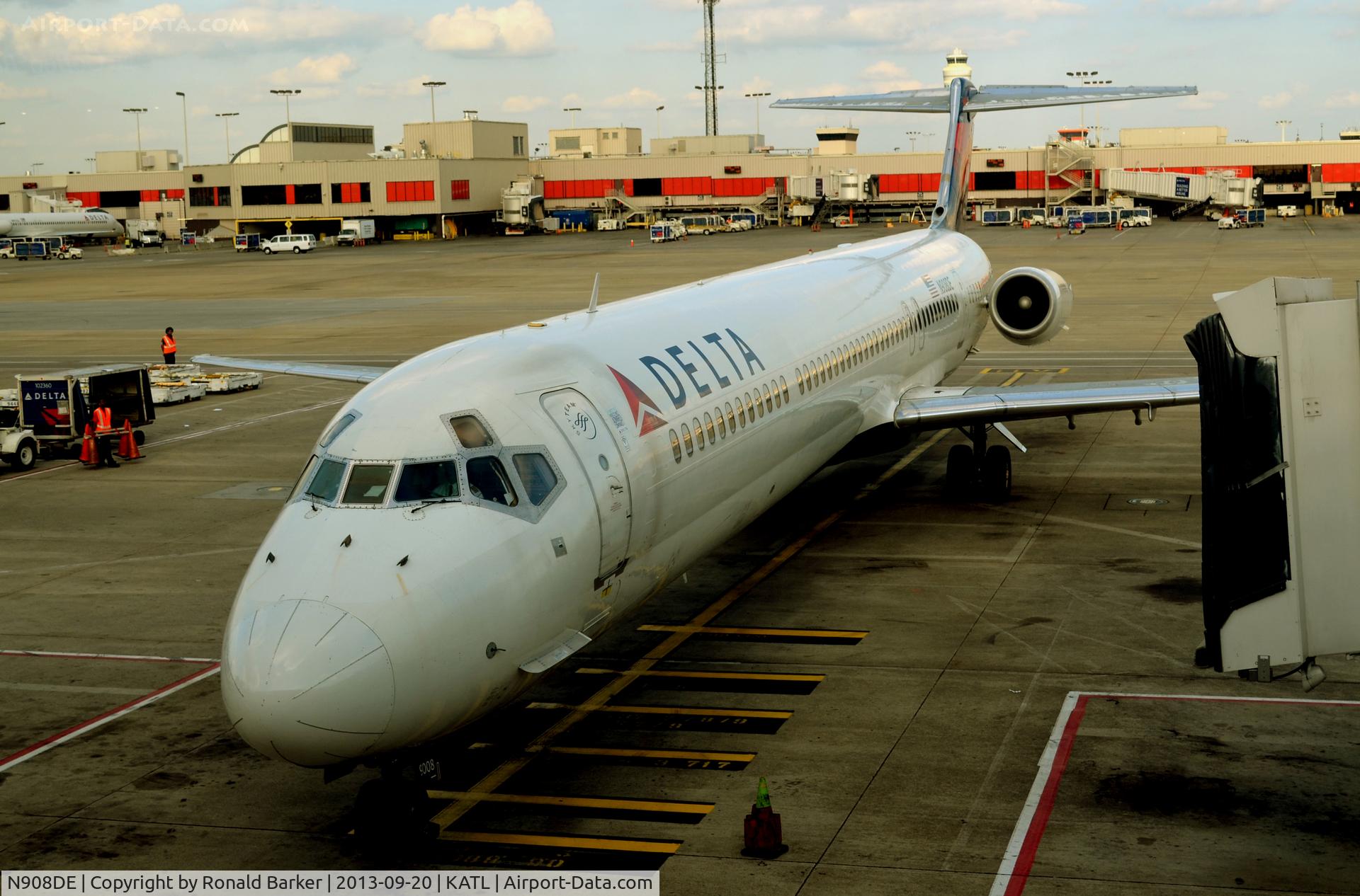 N908DE, 1992 McDonnell Douglas MD-88 C/N 53417, Taxi into gate Atlanta