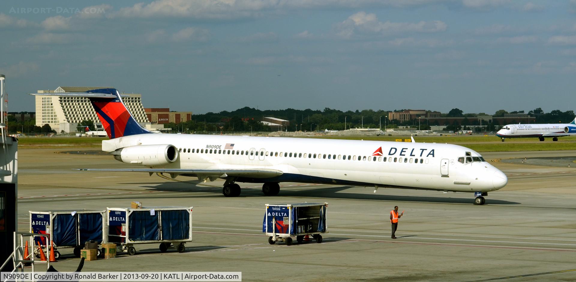 N909DE, 1992 McDonnell Douglas MD-88 C/N 53418, Taxi Atlanta
