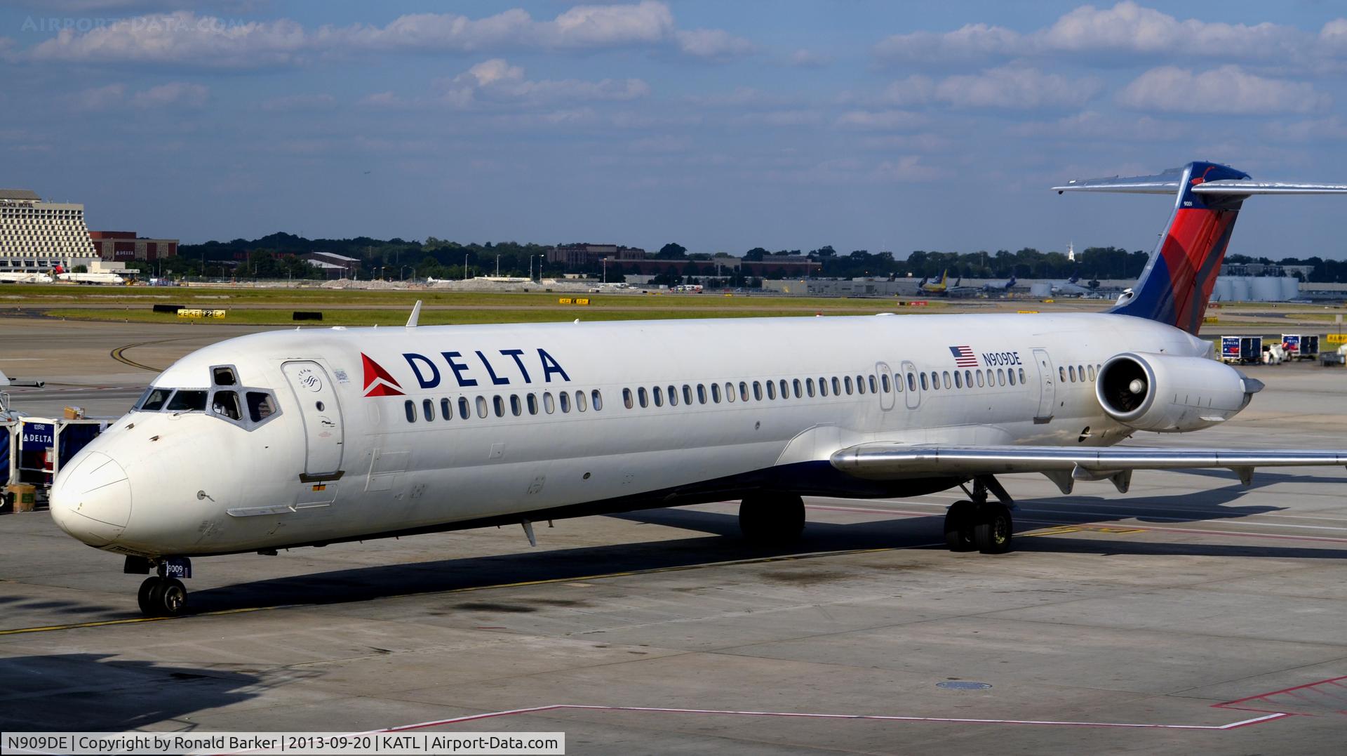 N909DE, 1992 McDonnell Douglas MD-88 C/N 53418, Taxi Atlanta