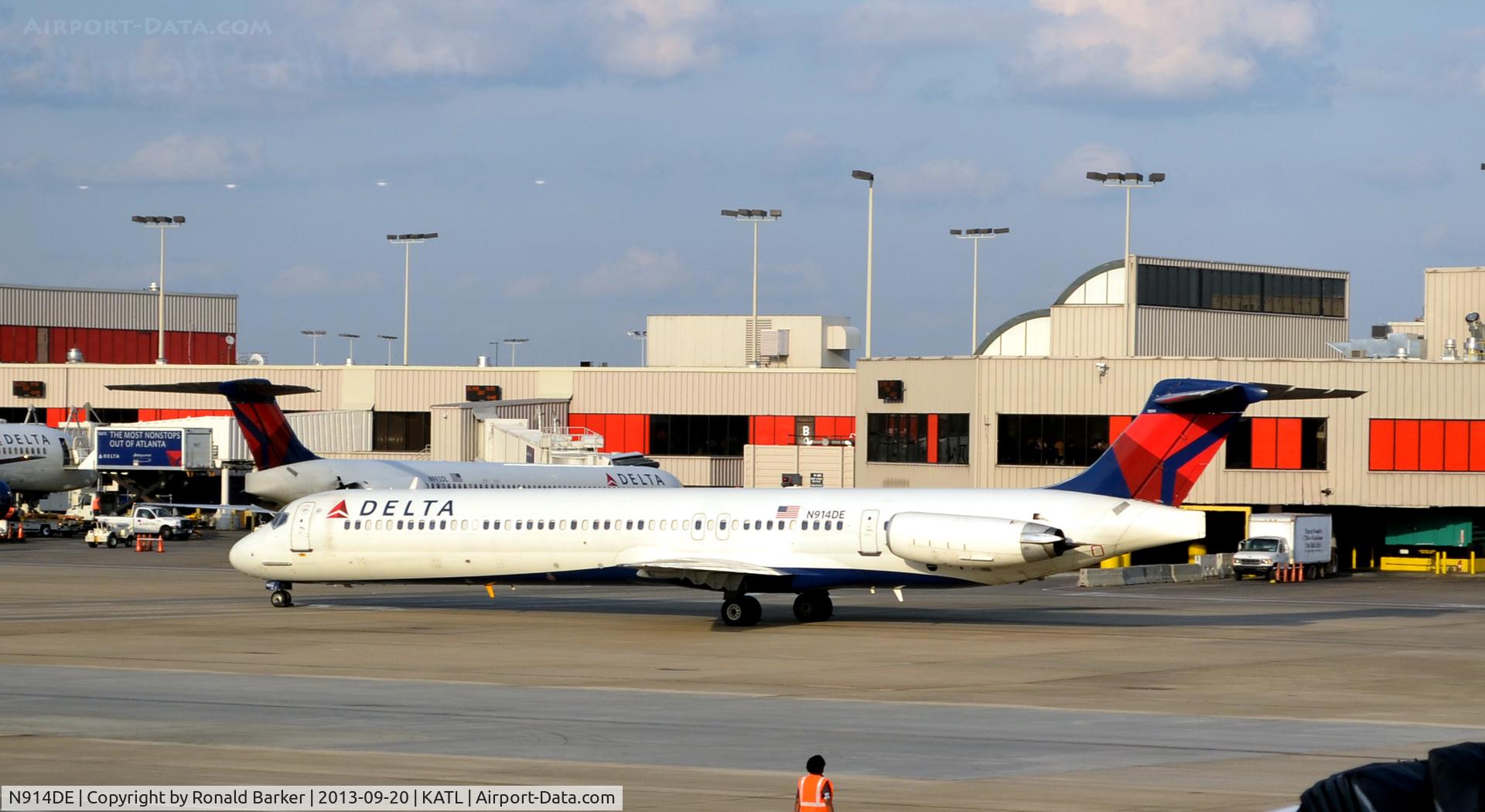 N914DE, 1993 McDonnell Douglas MD-88 C/N 49957, Taxi Atlanta