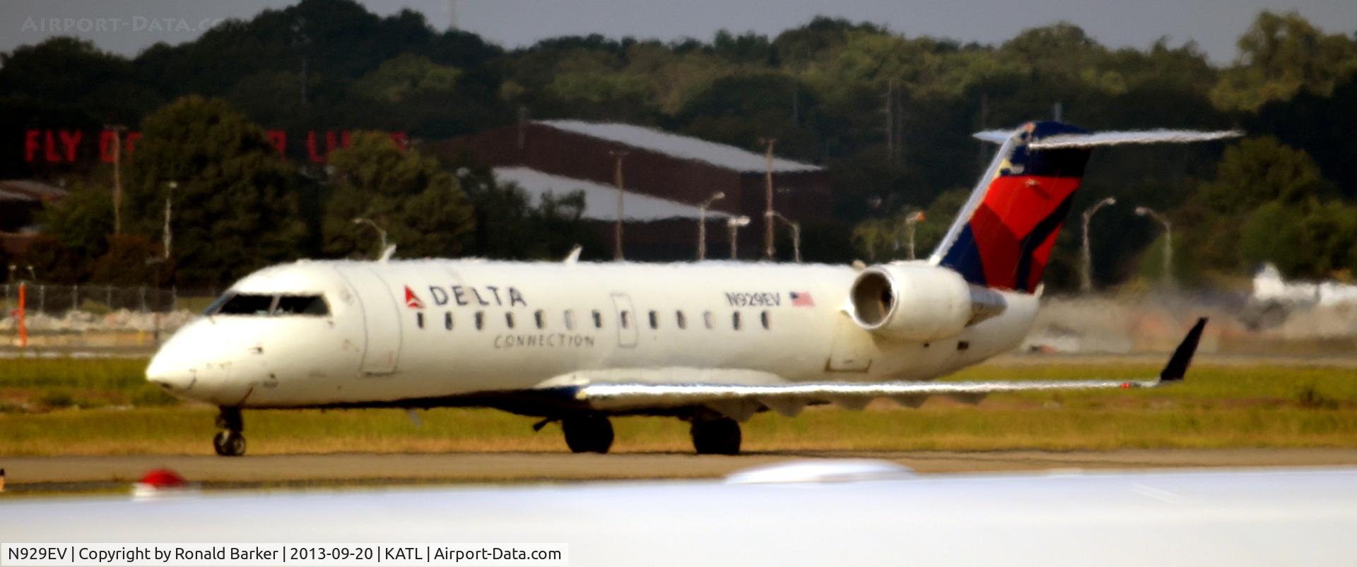 N929EV, 2004 Bombardier CRJ-200ER (CL-600-2B19) C/N 8007, Taxi Atlanta