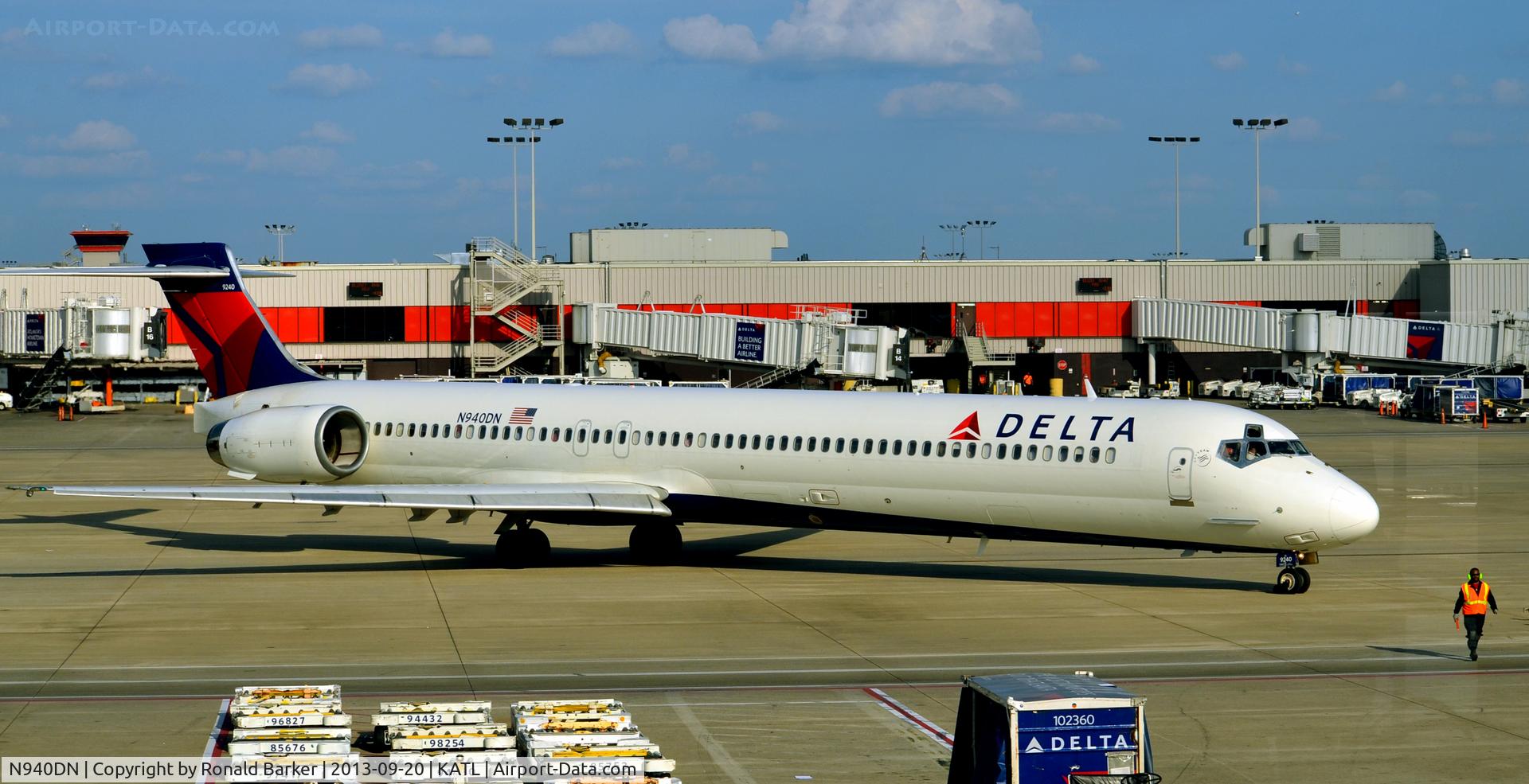 N940DN, 1997 McDonnell Douglas MD-90-30 C/N 53359, Taxi Atlanta