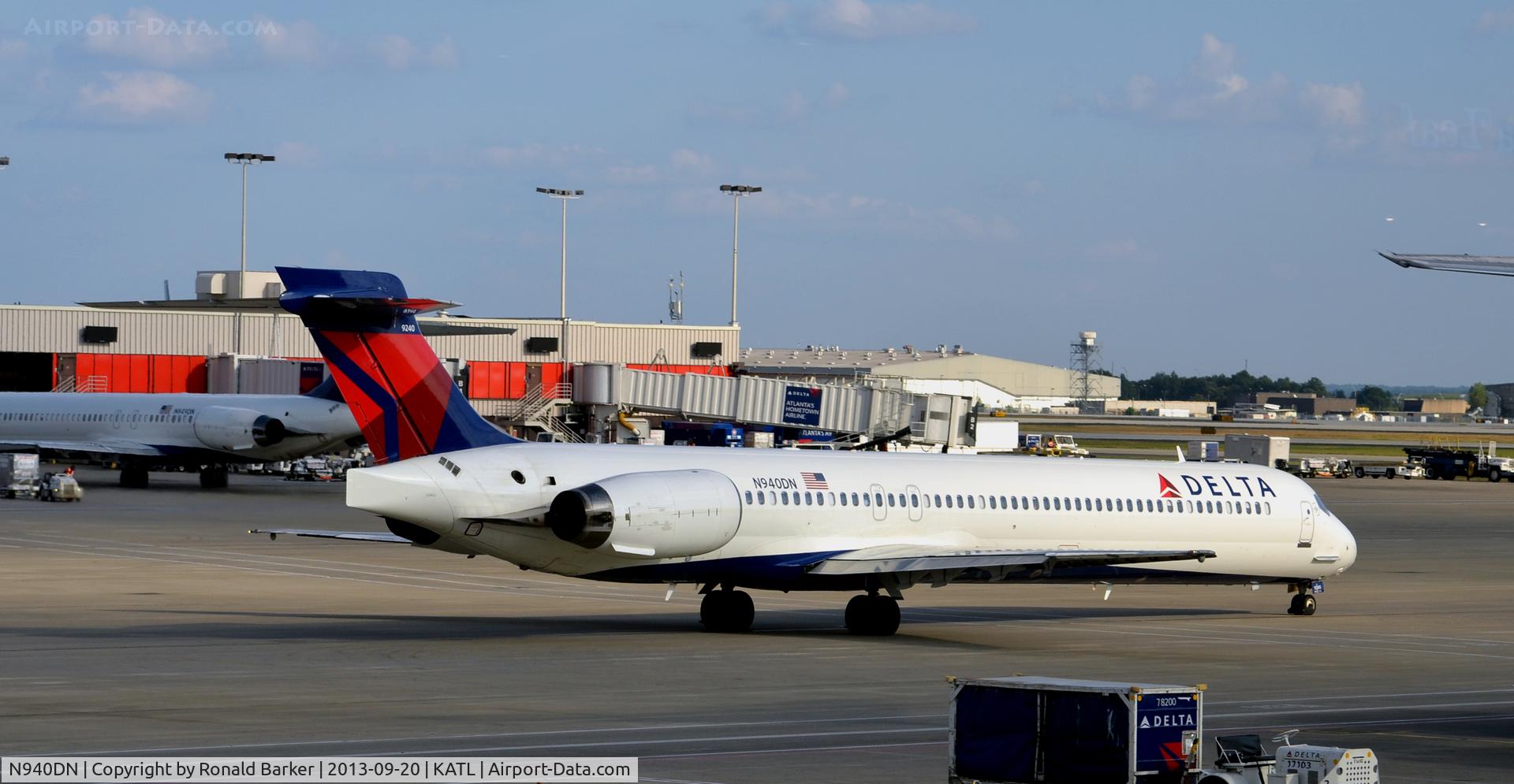 N940DN, 1997 McDonnell Douglas MD-90-30 C/N 53359, Taxi Atlanta