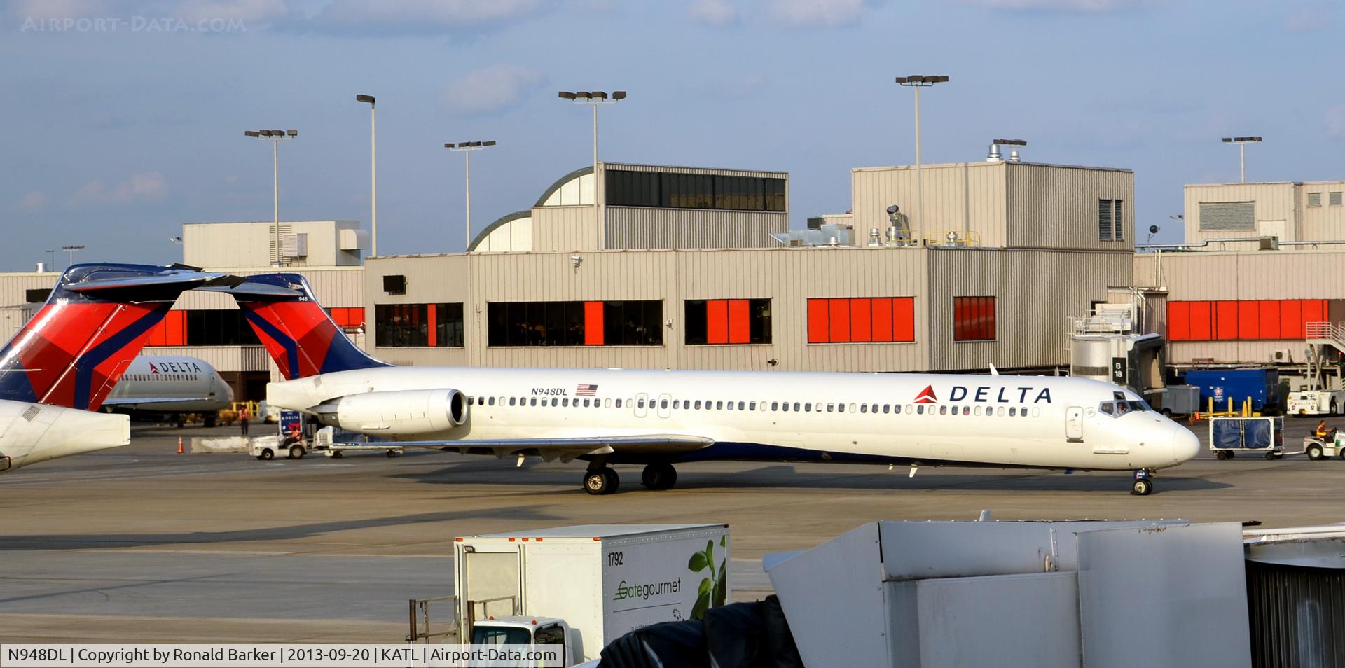 N948DL, 1989 McDonnell Douglas MD-88 C/N 49879, Taxi Atlanta