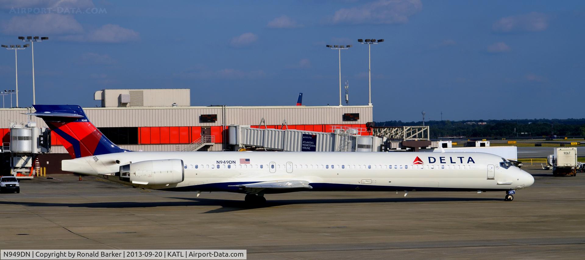 N949DN, 1997 McDonnell Douglas MD-90-30 C/N 53358, Taxi Atlanta