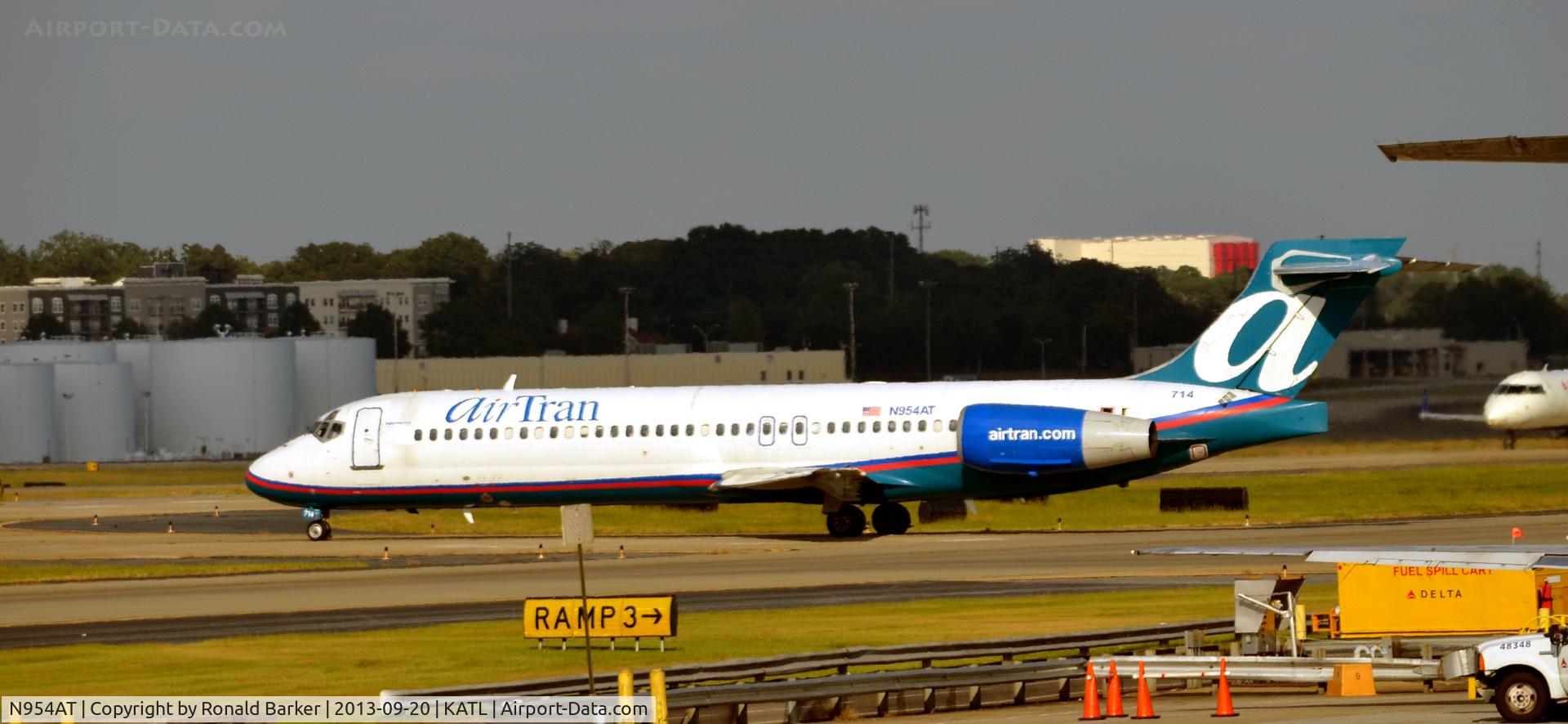 N954AT, 2000 Boeing 717-2BD C/N 55016, Taxi Atlanta