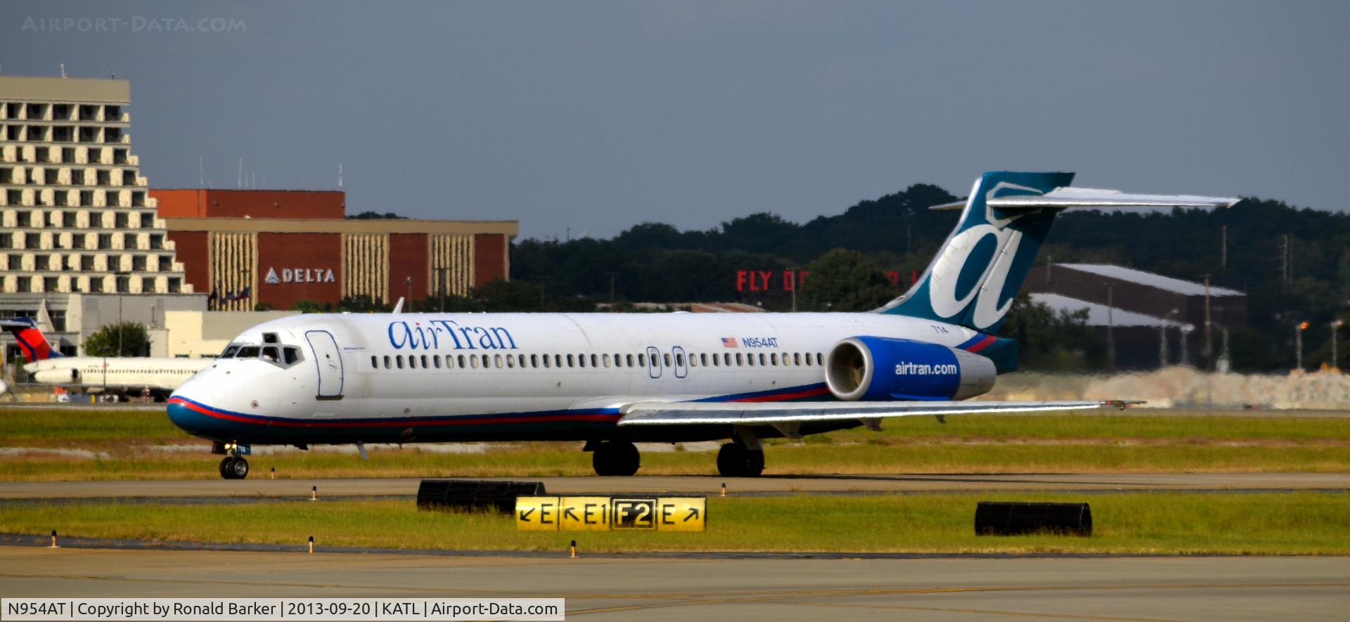 N954AT, 2000 Boeing 717-2BD C/N 55016, Taxi Atlanta