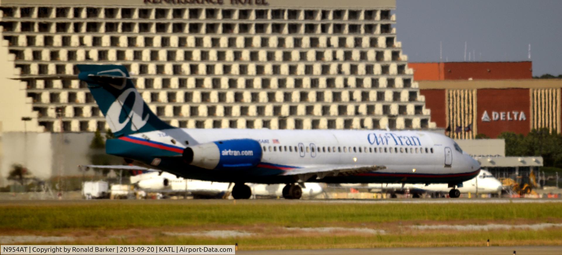 N954AT, 2000 Boeing 717-2BD C/N 55016, Takeoff Atlanta
