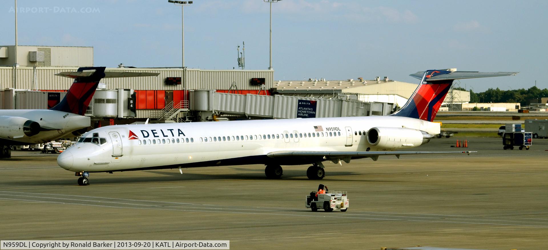 N959DL, 1990 McDonnell Douglas MD-88 C/N 49978, Taxi Atlanta