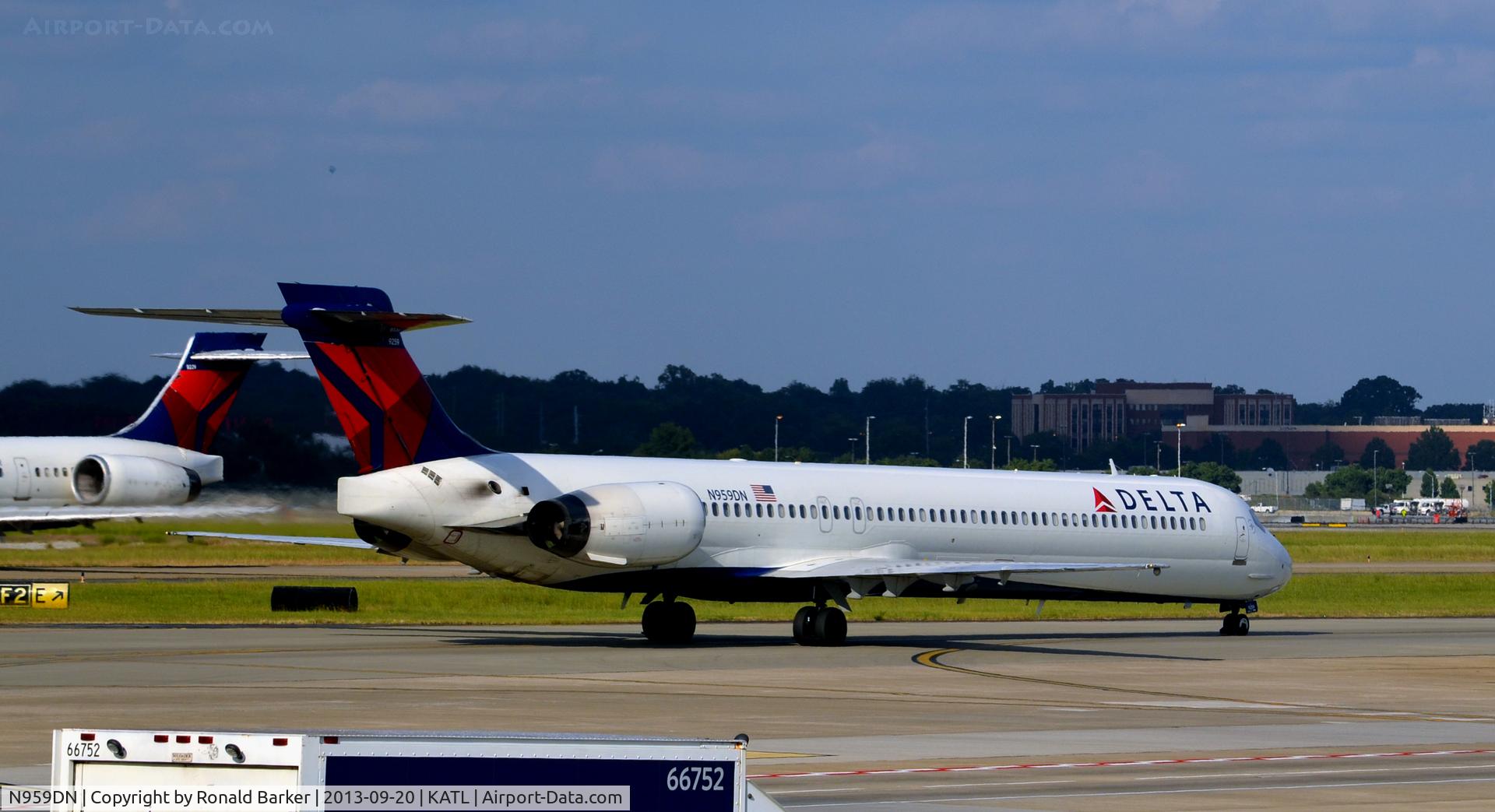 N959DN, McDonnell Douglas MD-90-30 C/N 53529, Taxi Atlanta