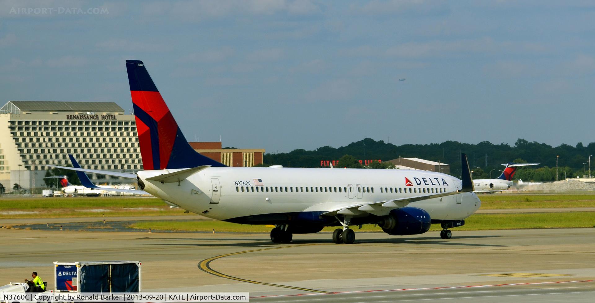 N3760C, 2001 Boeing 737-832 C/N 30816, Taxi Atlanta