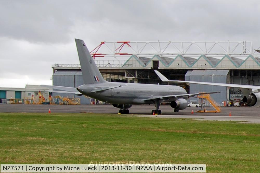 NZ7571, 1992 Boeing 757-2K2 C/N 26633, At Auckland