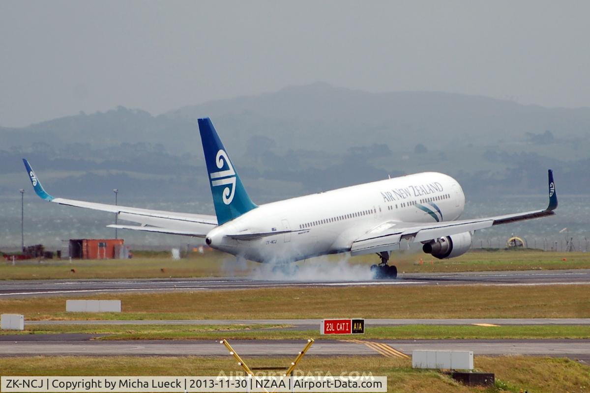 ZK-NCJ, 1995 Boeing 767-319/ER C/N 26915, At Auckland