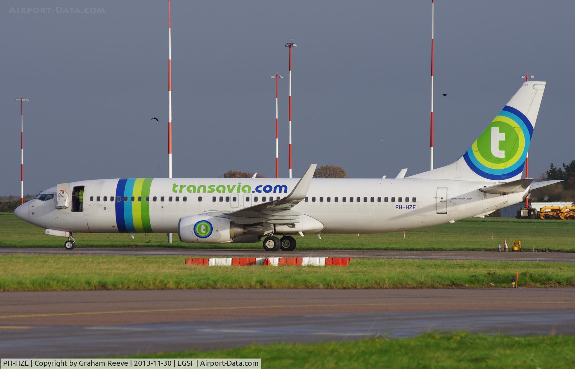 PH-HZE, 1999 Boeing 737-8K2 C/N 28377, About to depart.