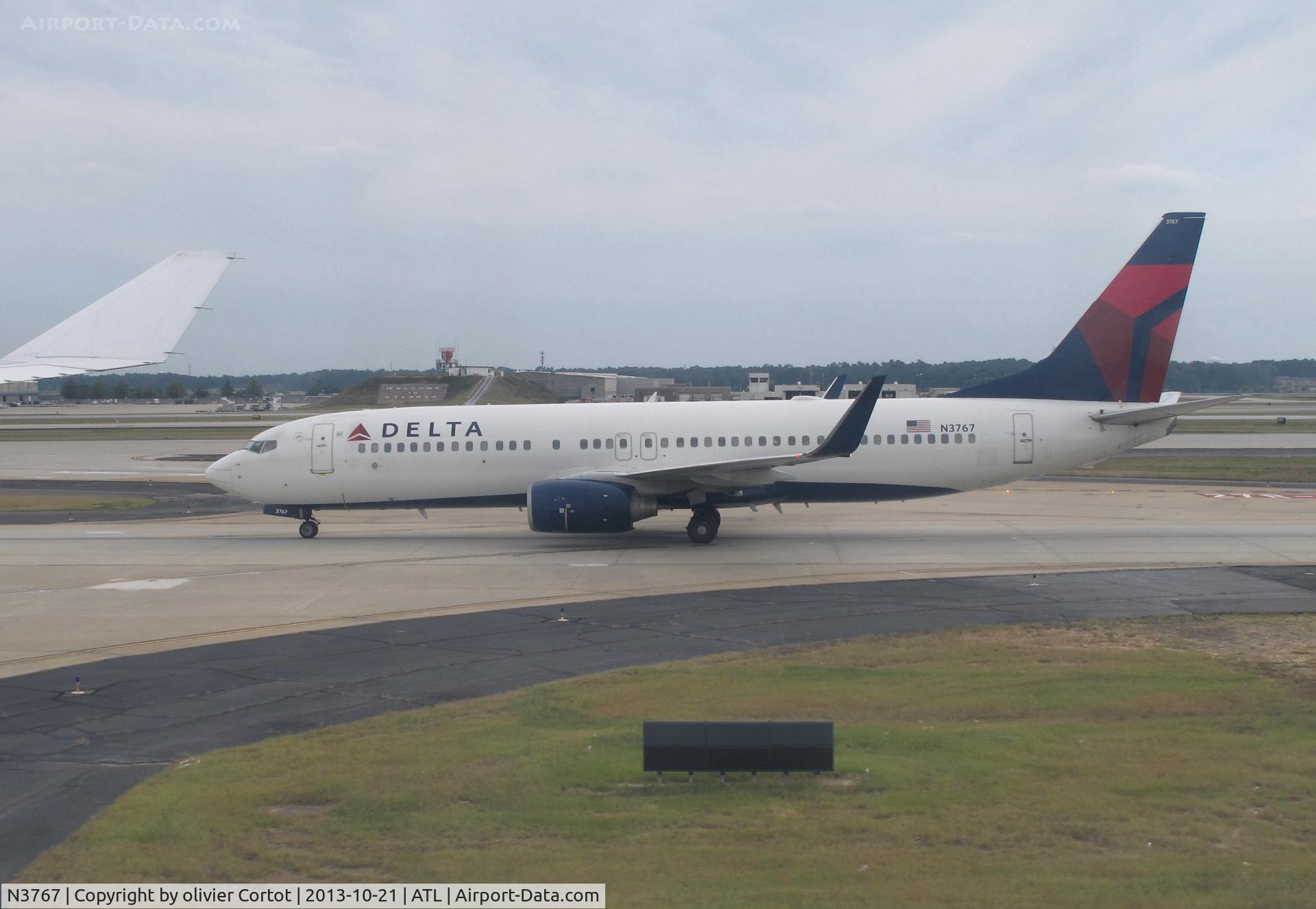 N3767, 2001 Boeing 737-832 C/N 30821, side by side with my A-340