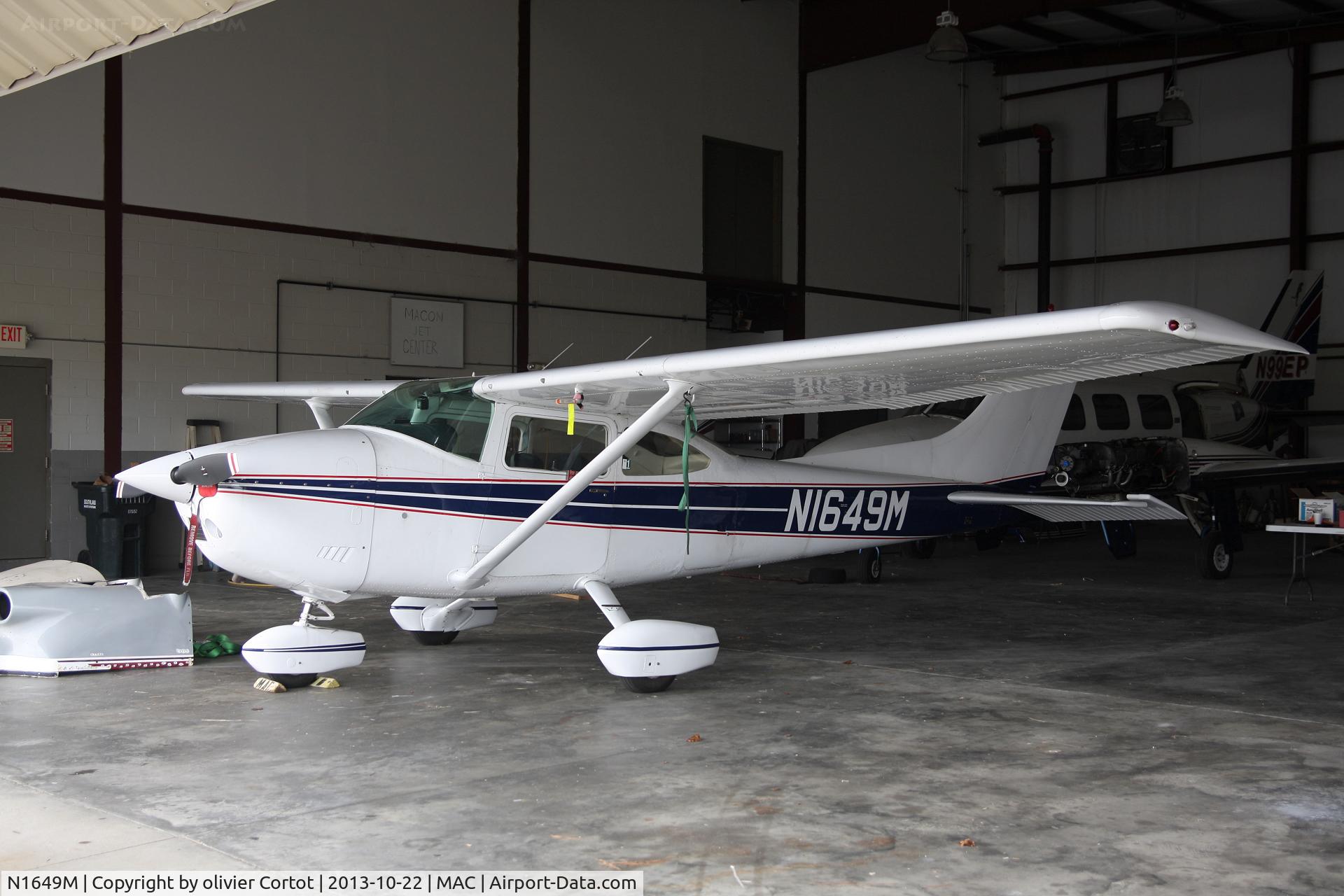 N1649M, 1975 Cessna 182P Skylane C/N 18264402, Macon airfield