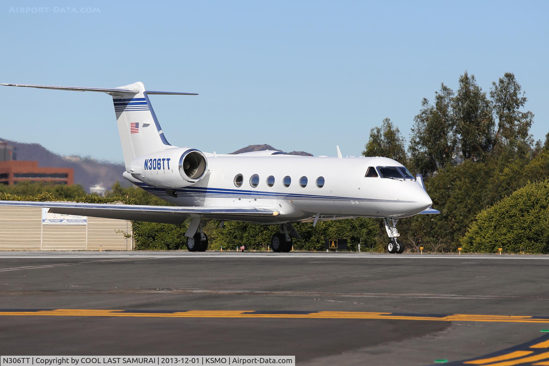 N306TT, 1990 Gulfstream Aerospace G-IV C/N 1148, G4 taxiing into SMO Rwy21