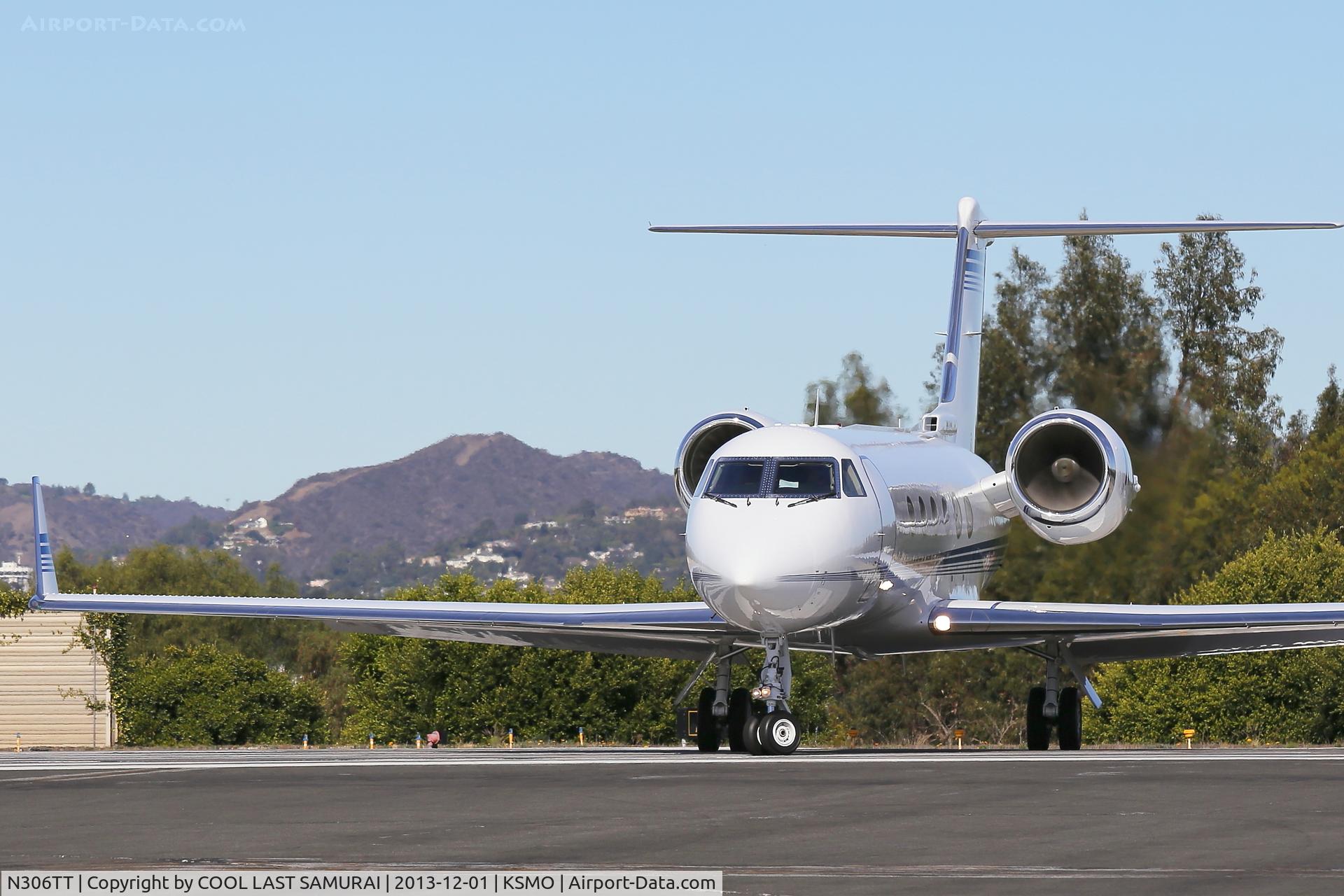 N306TT, 1990 Gulfstream Aerospace G-IV C/N 1148, G4 taxiing into SMO Rwy21
