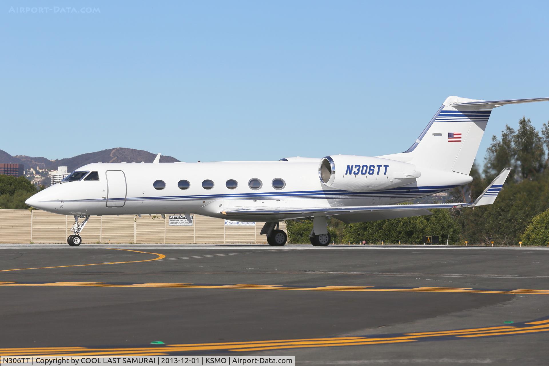 N306TT, 1990 Gulfstream Aerospace G-IV C/N 1148, G4 taking off from SMO Rwy21