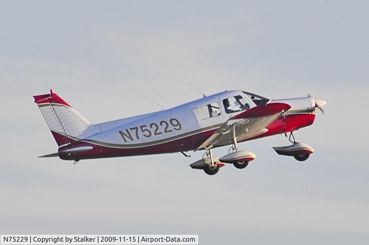 N75229, 1976 Piper PA-28-140 C/N 28-7625208, Taking off at Frederick FDK