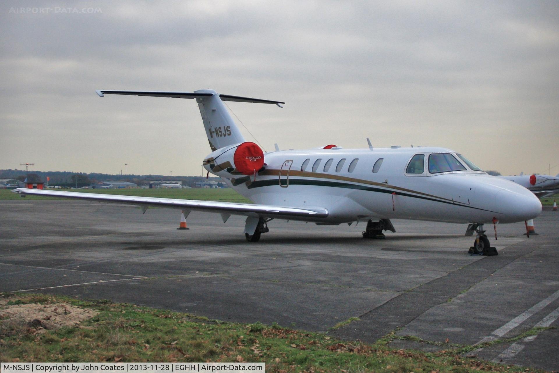 M-NSJS, 2012 Cessna 525C CitationJet CJ4 C/N 525C-0073, Visiting Signatures