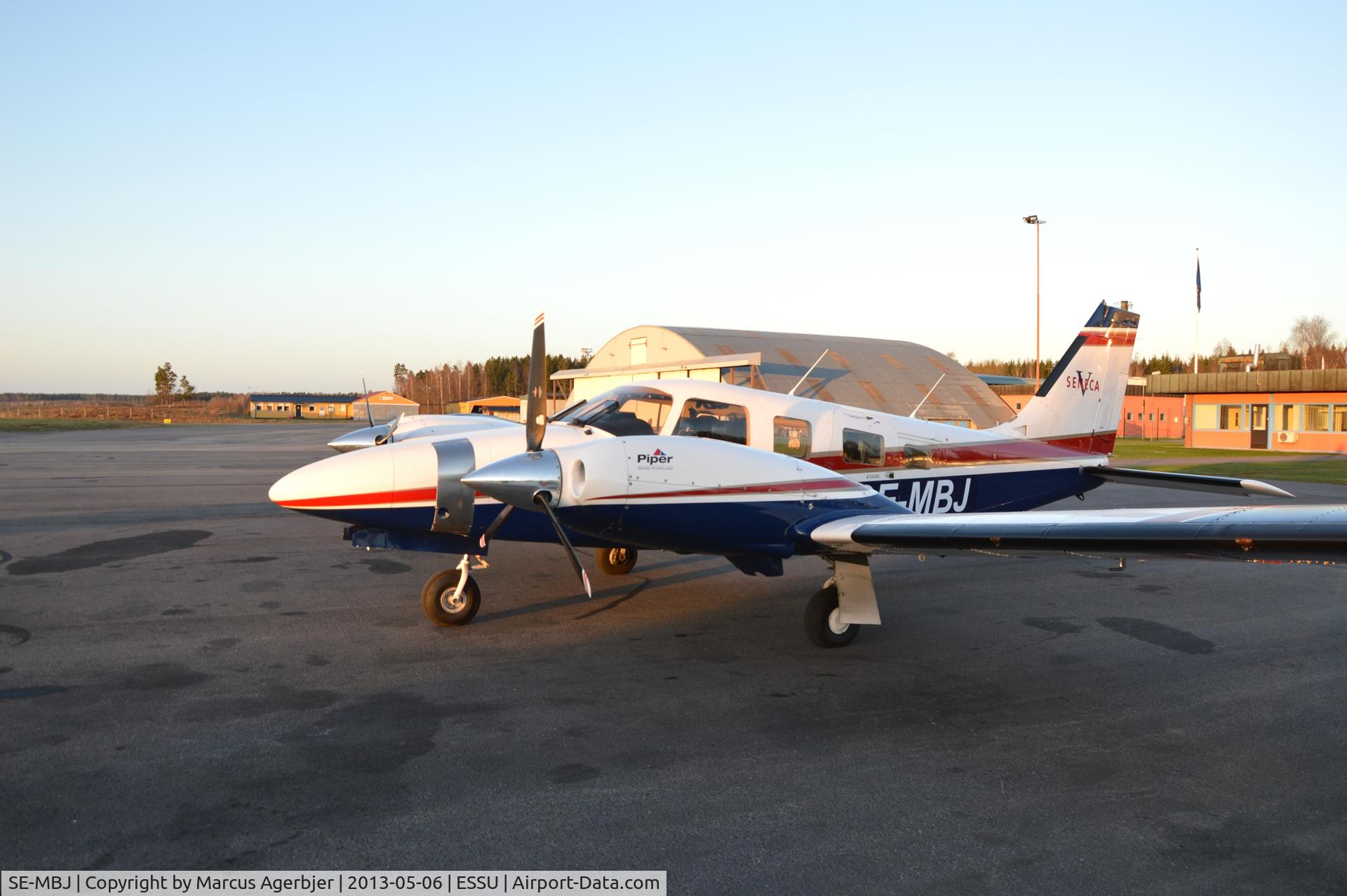 SE-MBJ, 1999 Piper Aircraft Corp. PA-34 220T Seneca V C/N 34-49121, Beautiful morning for this machine that is used for business flying.