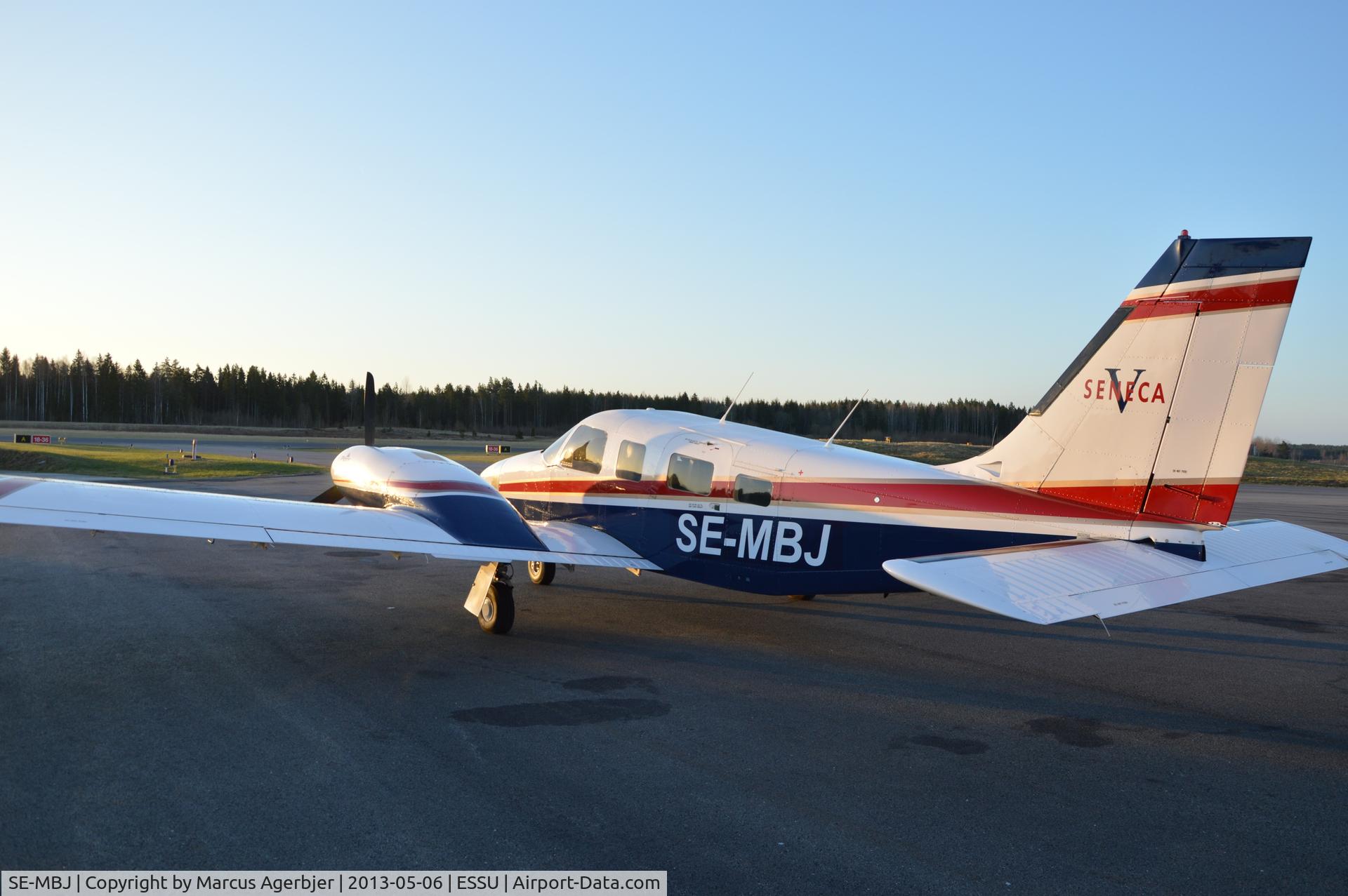 SE-MBJ, 1999 Piper Aircraft Corp. PA-34 220T Seneca V C/N 34-49121, Early morning at fuel station soon heading North to Lycksele.