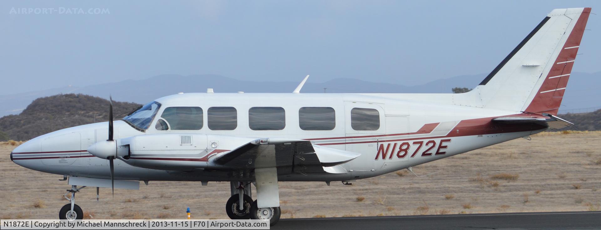 N1872E, 1980 Piper PA-31-350 Chieftain C/N 31-8052114, Taxing to ramp to pickup  passangers