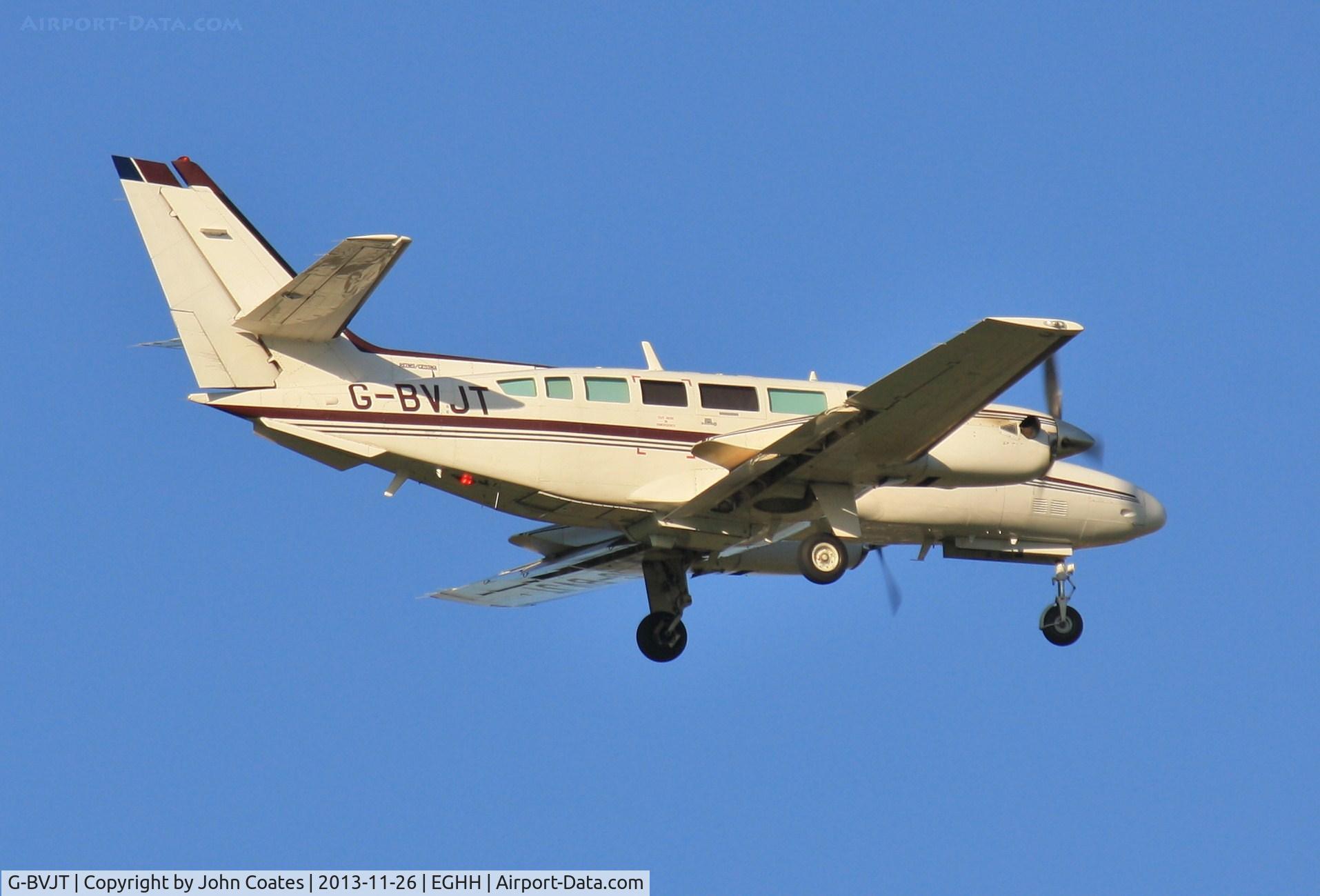 G-BVJT, 1994 Reims F406 Caravan II C/N F406-0073, Low approach to 08