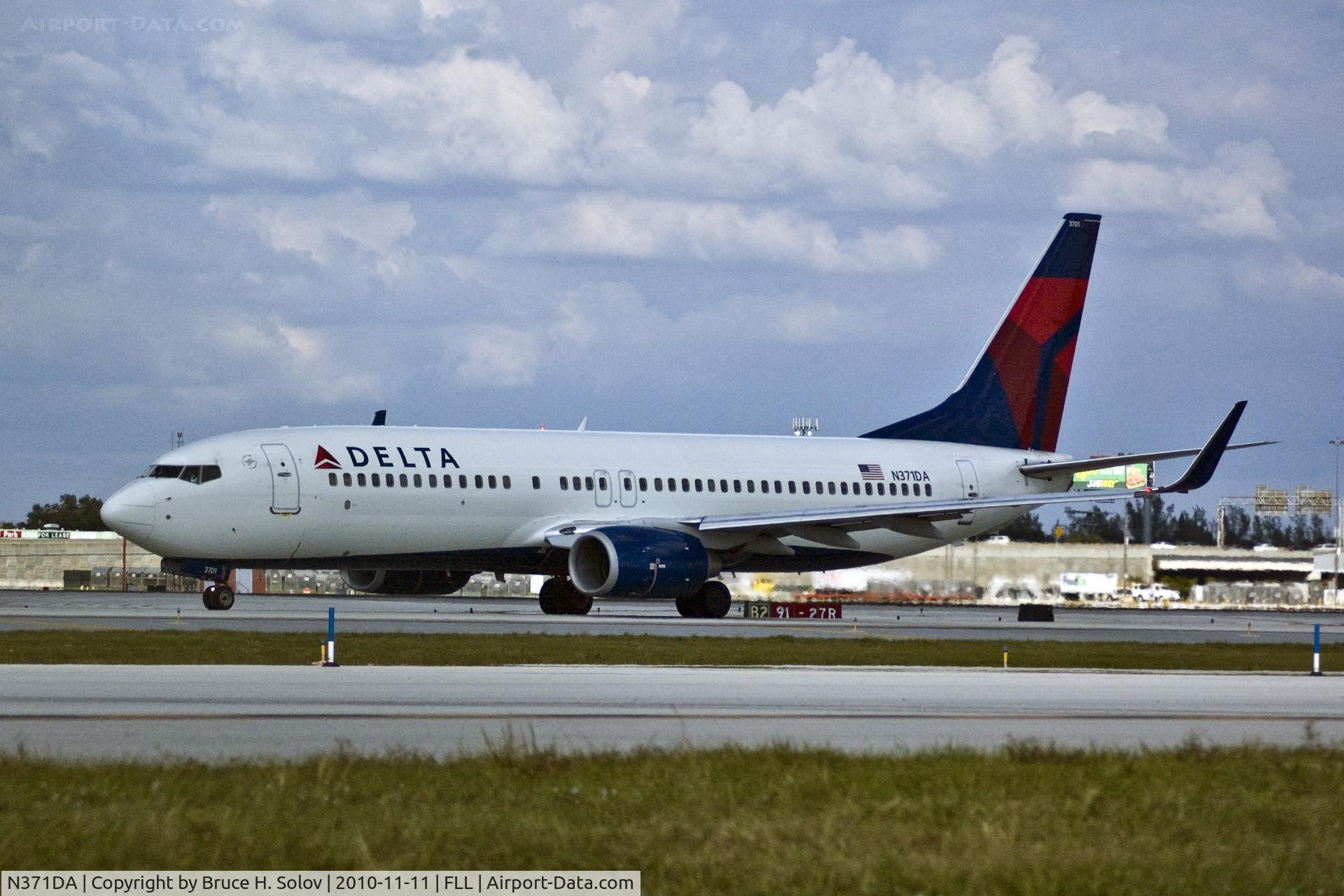 N371DA, 1998 Boeing 737-832 C/N 29619, Taxiing for takeoff at FLL