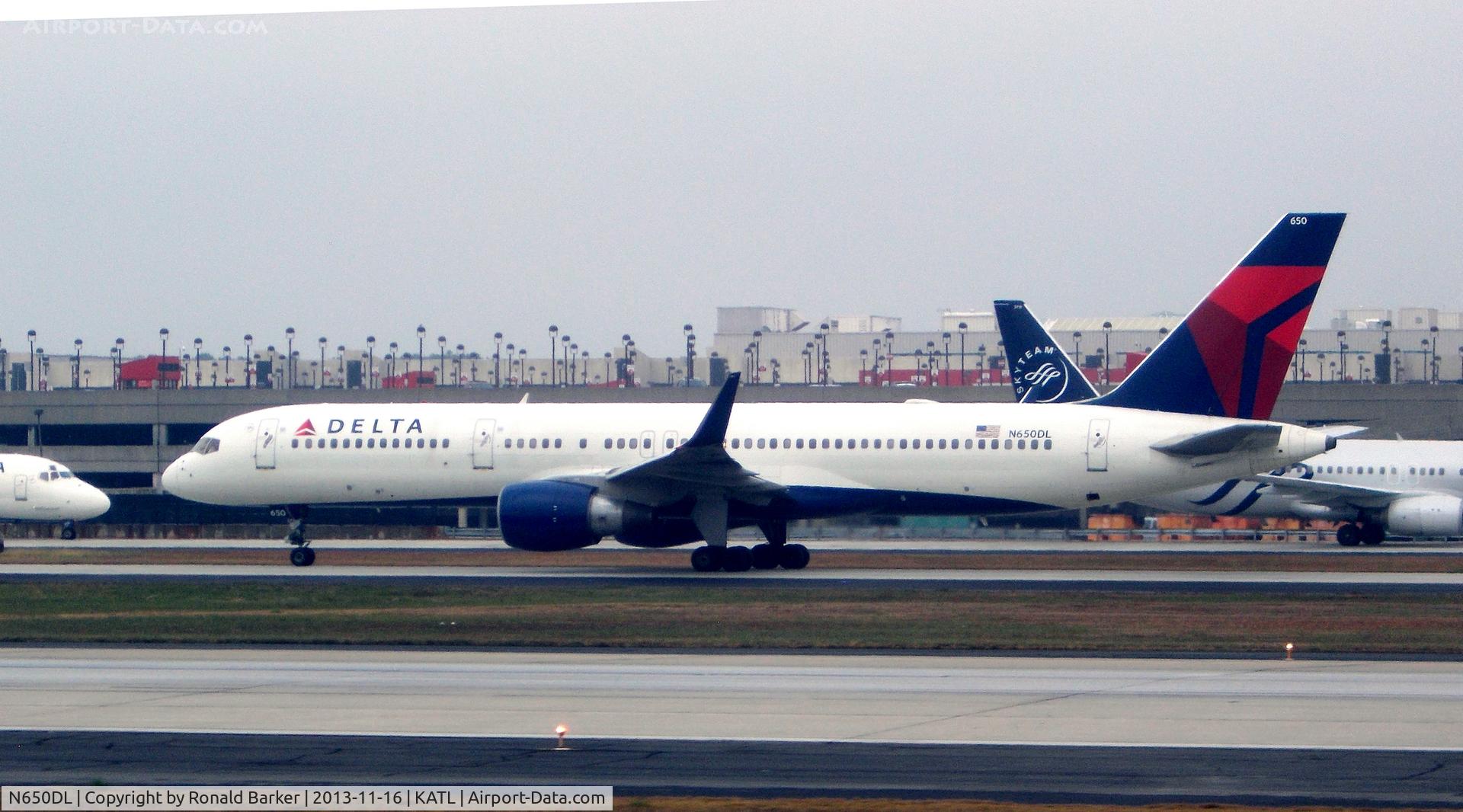 N650DL, 1989 Boeing 757-232 C/N 24390, Taxi Atlanta