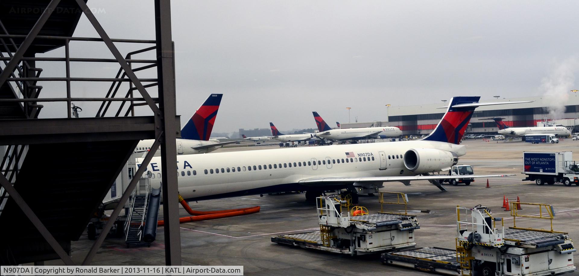 N907DA, 1995 McDonnell Douglas MD-90-30 C/N 53387, At the gate, ready for boarding. Atlanta