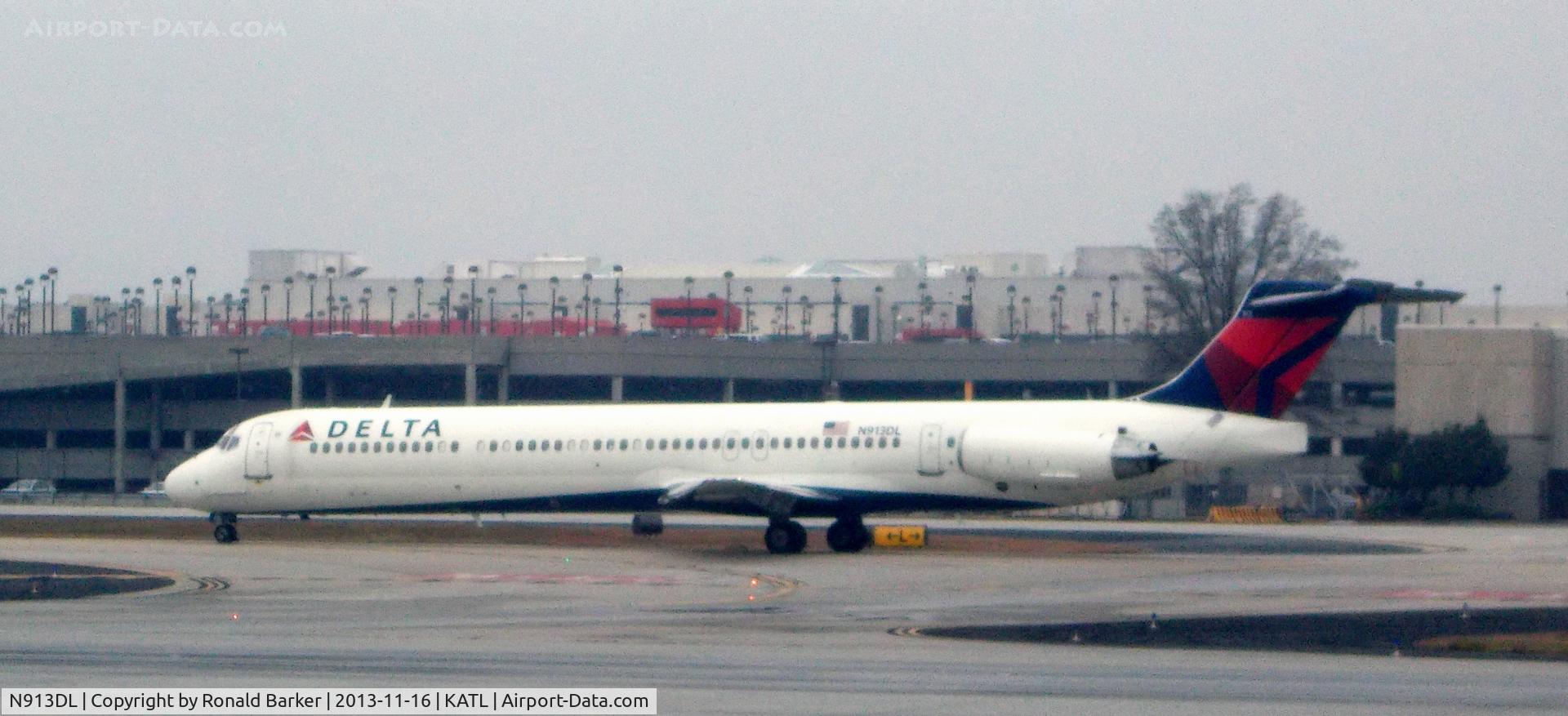 N913DL, 1988 McDonnell Douglas MD-88 C/N 49544, Taxi Atlanta