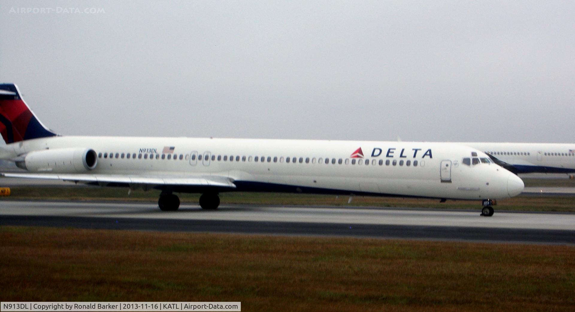 N913DL, 1988 McDonnell Douglas MD-88 C/N 49544, Taxi Atlanta