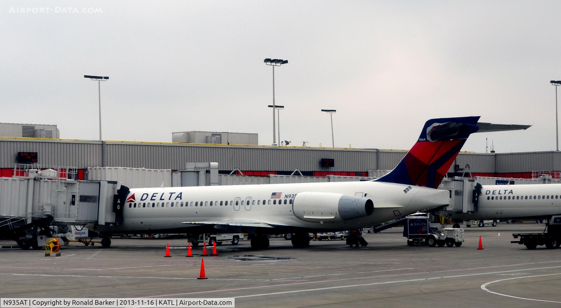N935AT, 2000 Boeing 717-200 C/N 55069, Former AirTran, now in Delta.  Gate A-6 Atlanta