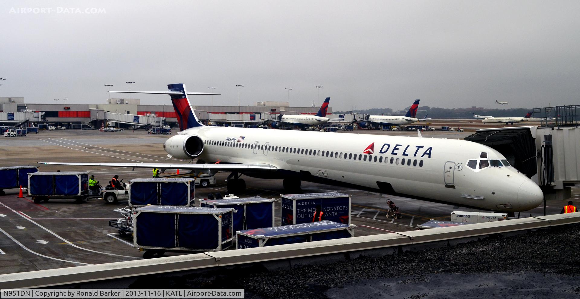 N951DN, 1997 McDonnell Douglas MD-90-30 C/N 53361, At the gate. Atlanta