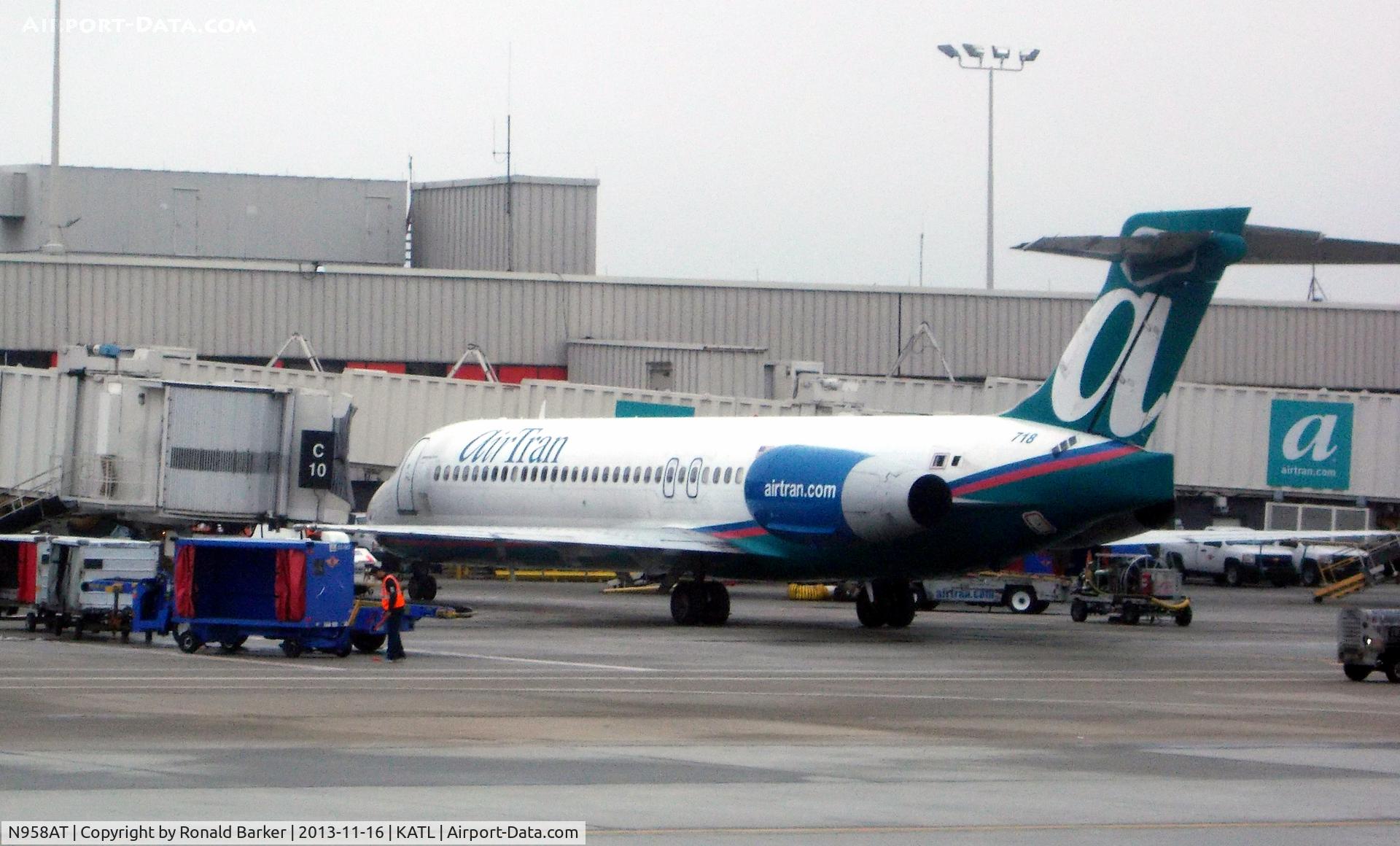 N958AT, 2001 Boeing 717-200 C/N 55020, Gate C10, Atlanta