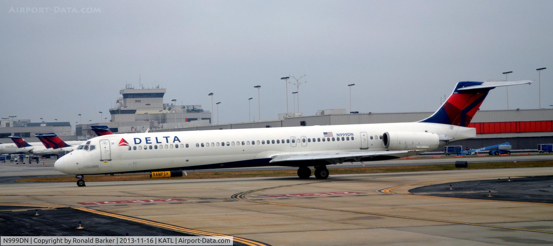 N999DN, 1992 McDonnell Douglas MD-88 C/N 53371, Taxi Atlanta