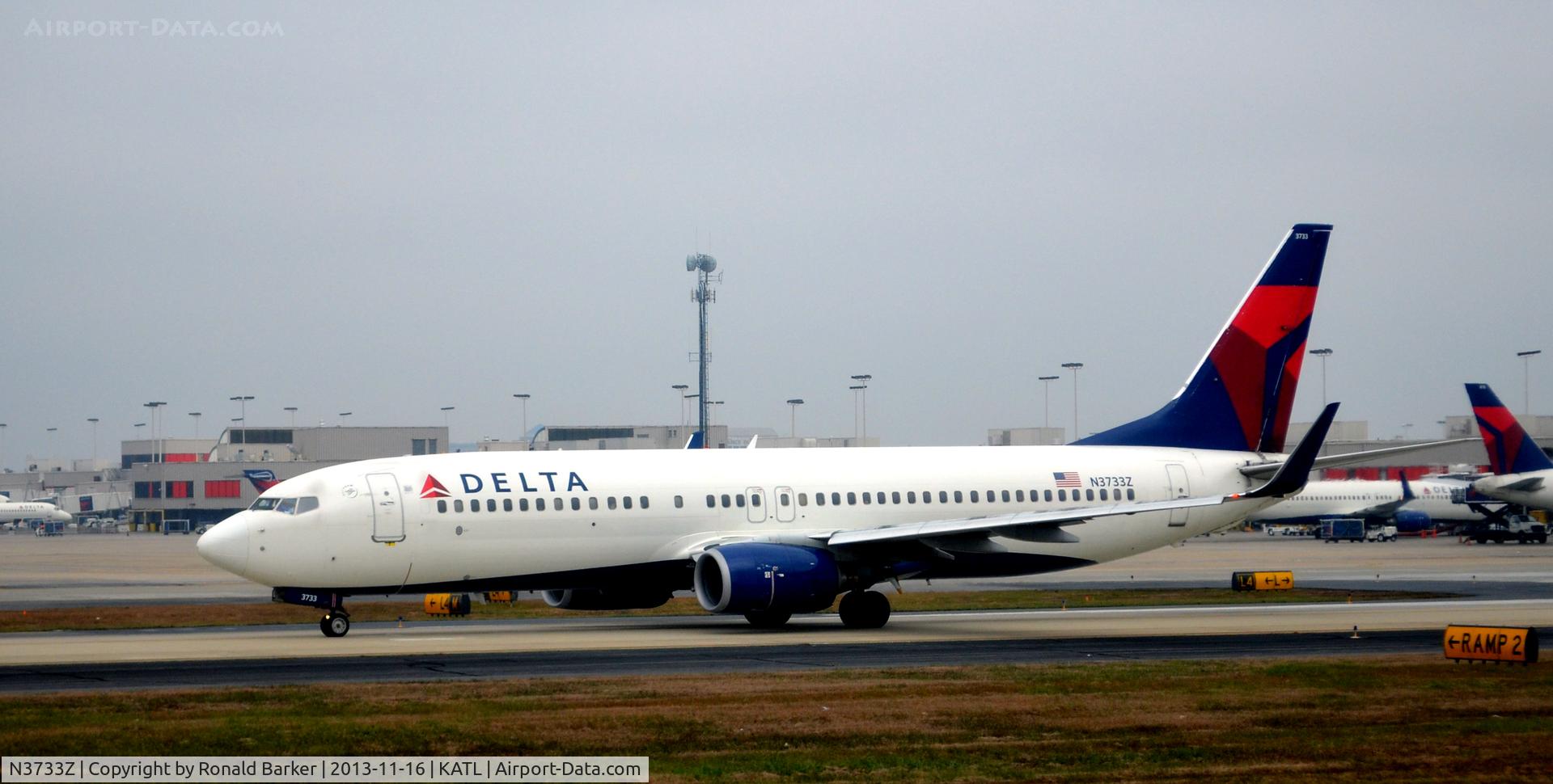 N3733Z, 2000 Boeing 737-832 C/N 30539, Taxi Atlanta