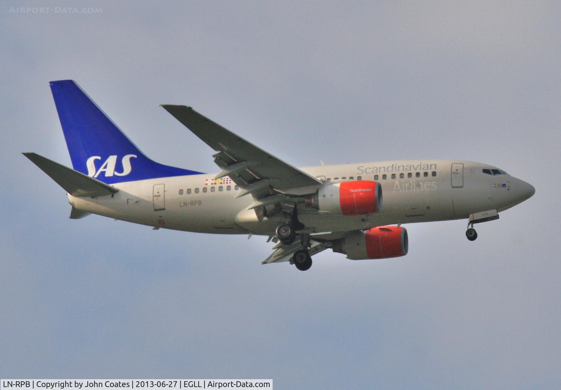 LN-RPB, 1998 Boeing 737-683 C/N 28294, Early morning arrival on 27L