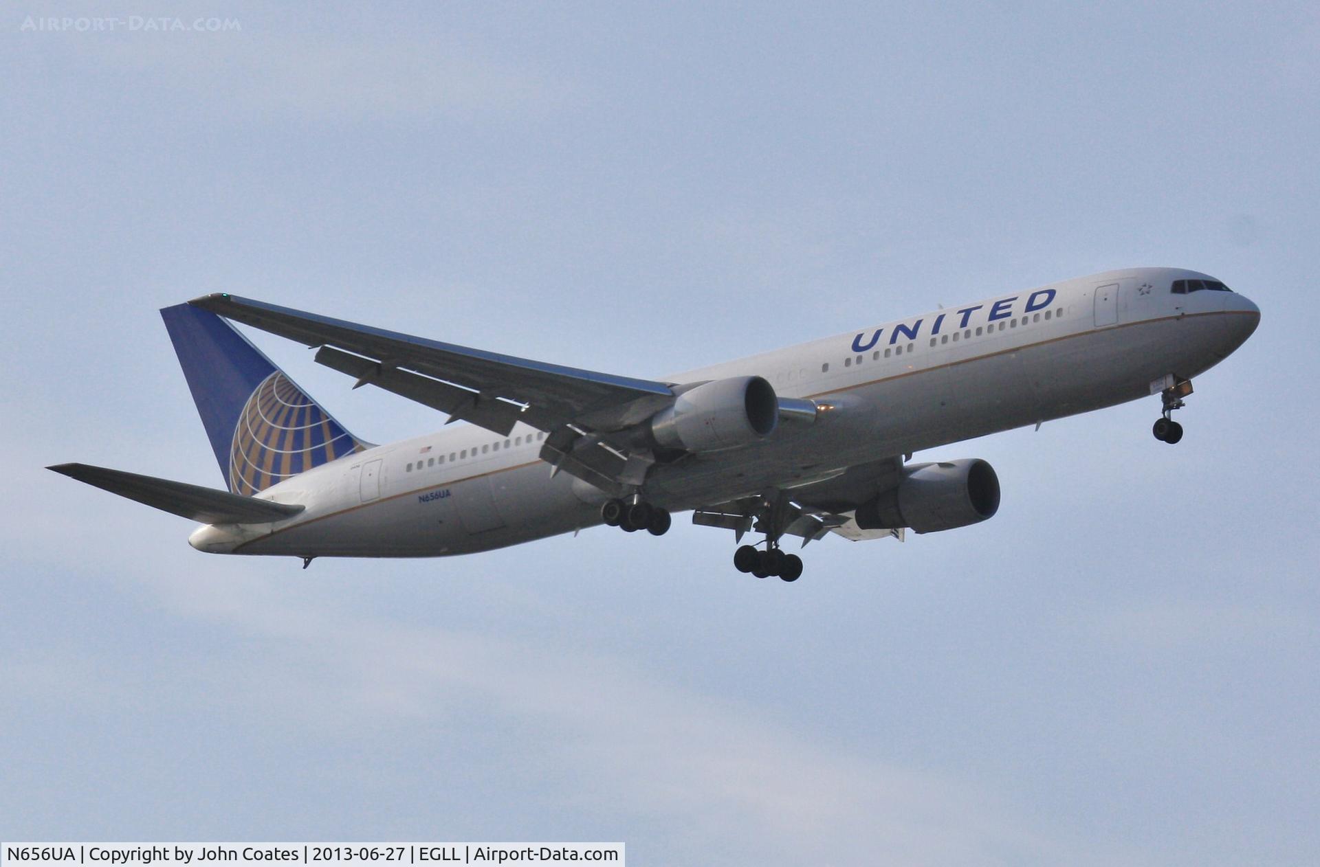 N656UA, 1992 Boeing 767-322 C/N 25394, Morning arrival 27L