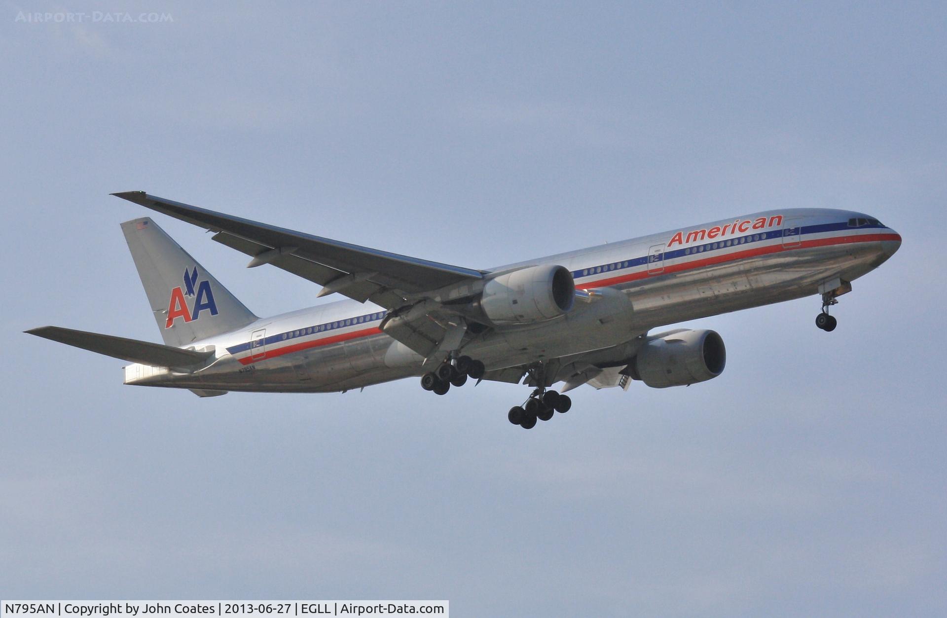 N795AN, 2000 Boeing 777-223 C/N 30257, Morning arrival 27L