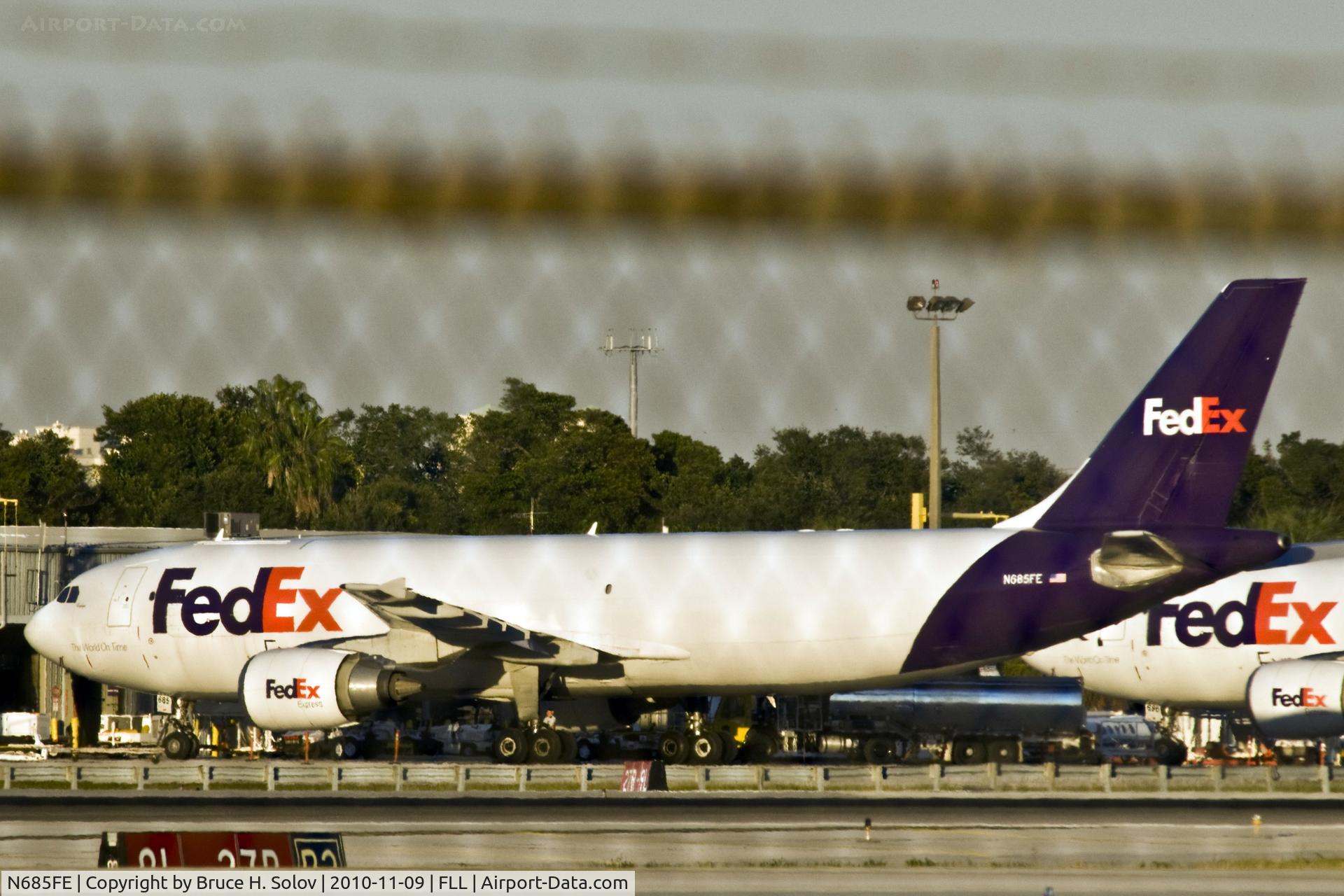 N685FE, 1999 Airbus A300F4-605R C/N 803, at the loading Dock at FLL