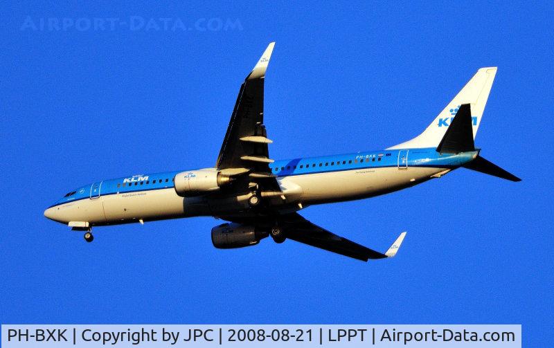 PH-BXK, 2000 Boeing 737-8K2 C/N 29598, Landing in Lisbon at sunset