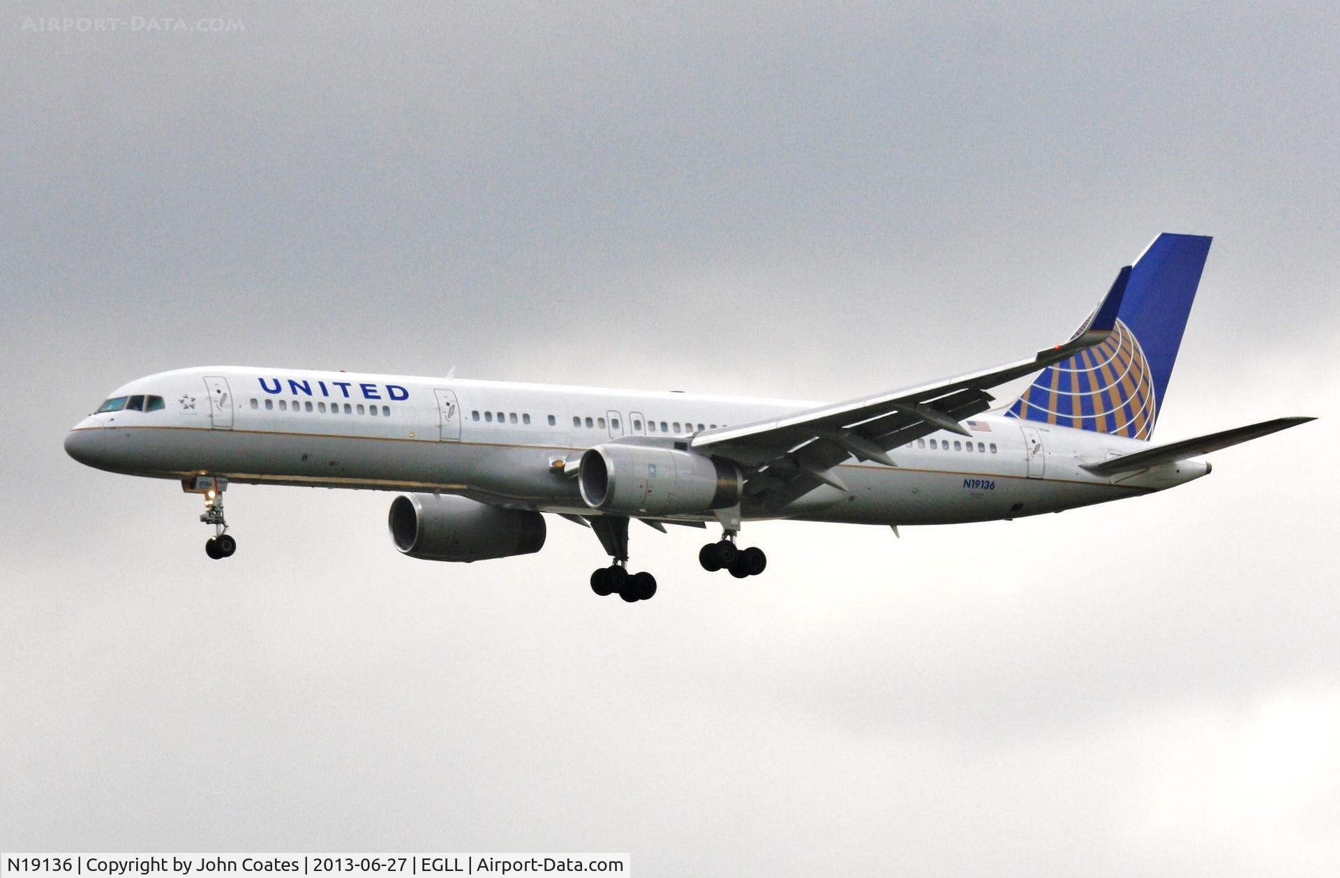 N19136, 1999 Boeing 757-224 C/N 29285, Finals to 27L