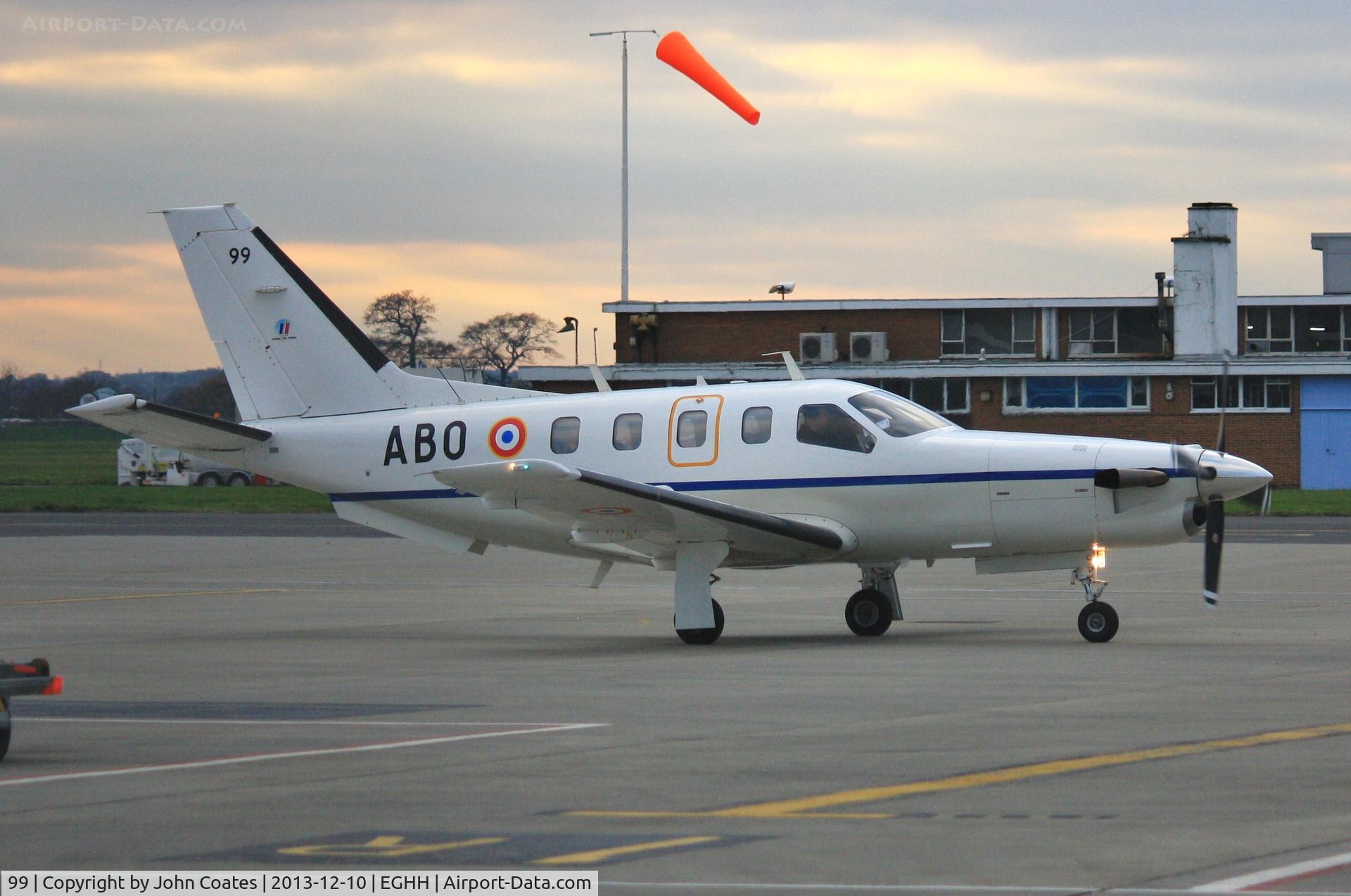 99, 1994 Socata TBM-700 C/N 99, F-MABO taxiing to stand