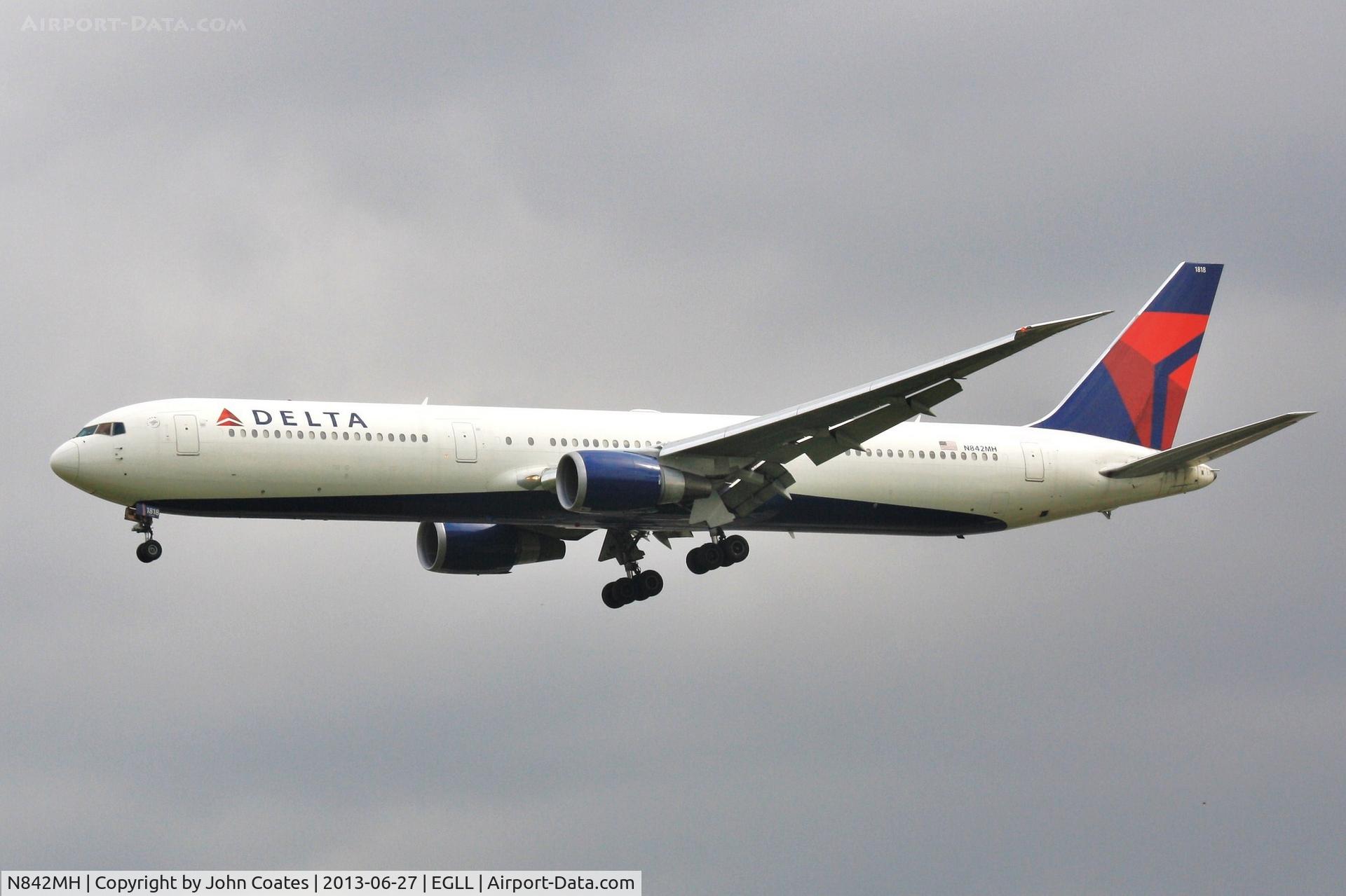 N842MH, 2001 Boeing 767-432/ER C/N 29715, Finals to 27L