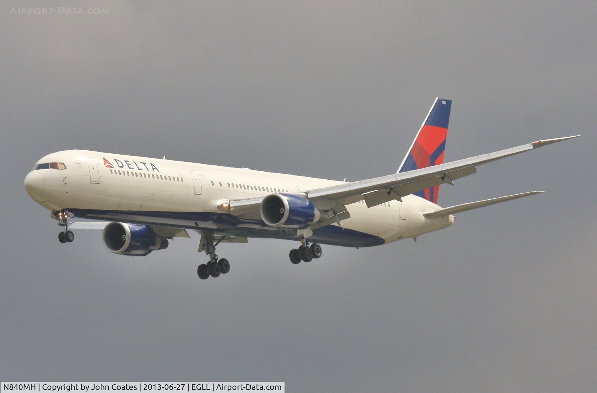 N840MH, 2001 Boeing 767-432/ER C/N 29718, Approach to 27L
