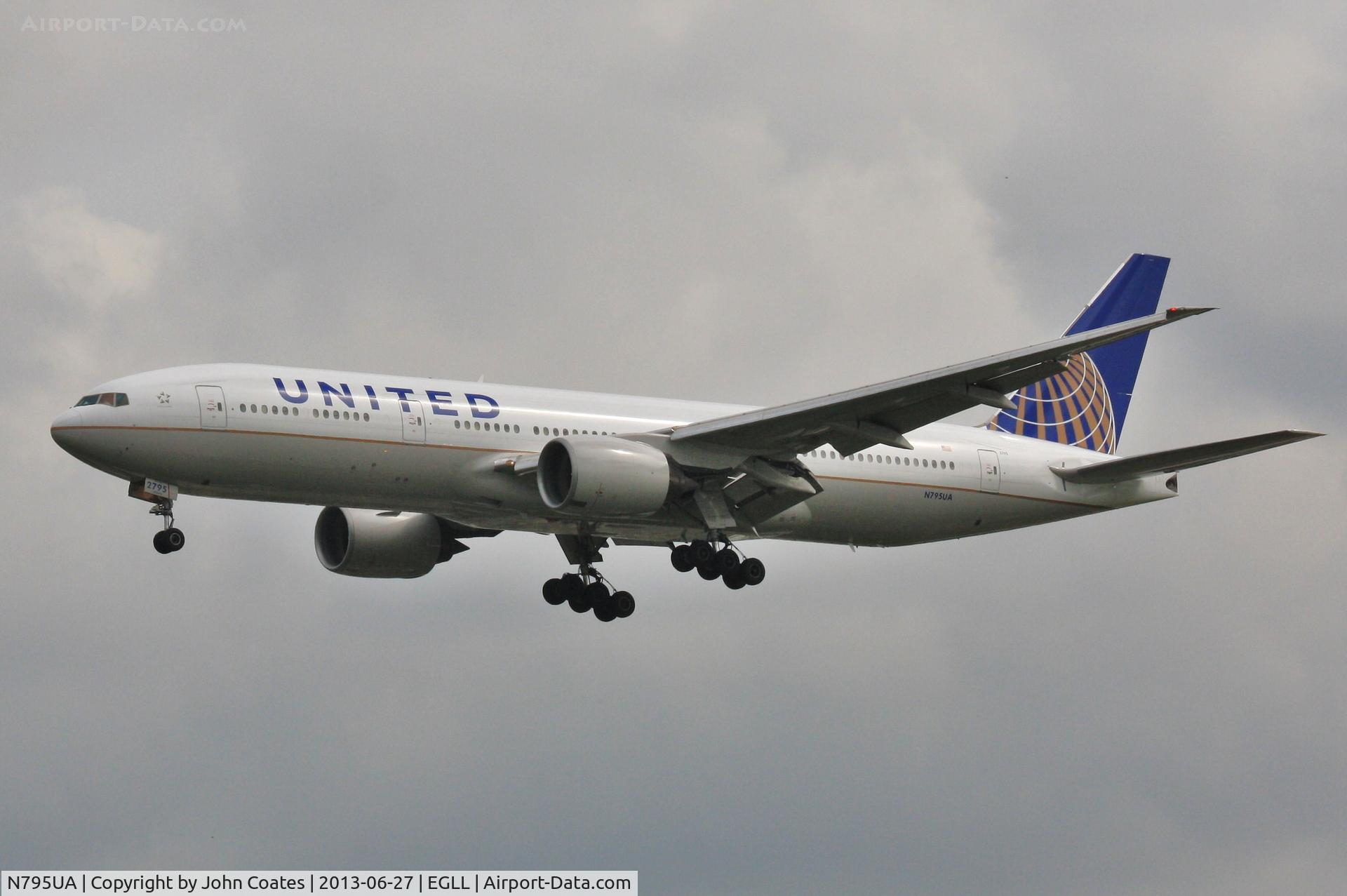 N795UA, 1997 Boeing 777-222 C/N 26927, Final approach to 27L