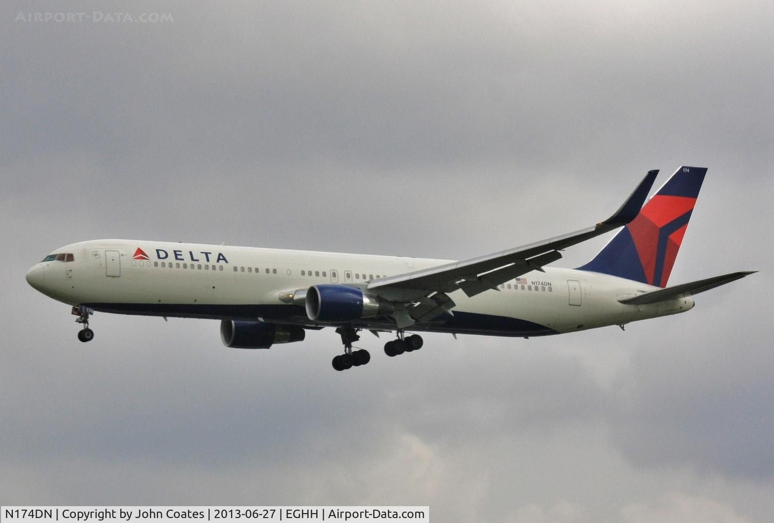 N174DN, 1990 Boeing 767-332 C/N 24802, Finals to 27L